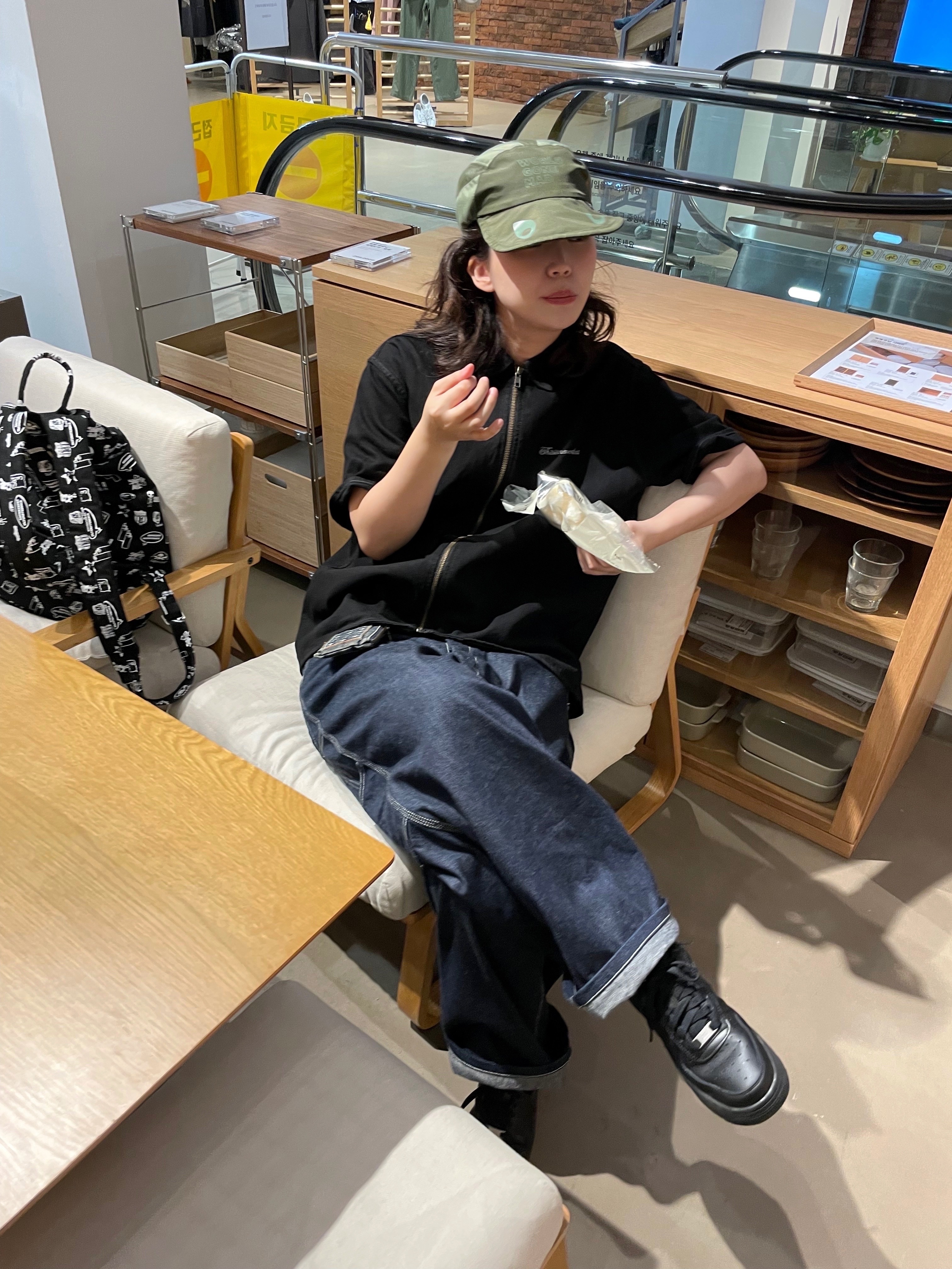 [KREAM 단독] Karactor Patchwork Denim Card Wallet Vintage Blue, (W) Nike Air Force 1 '07 Low Triple Black 착용 스타일 - 3