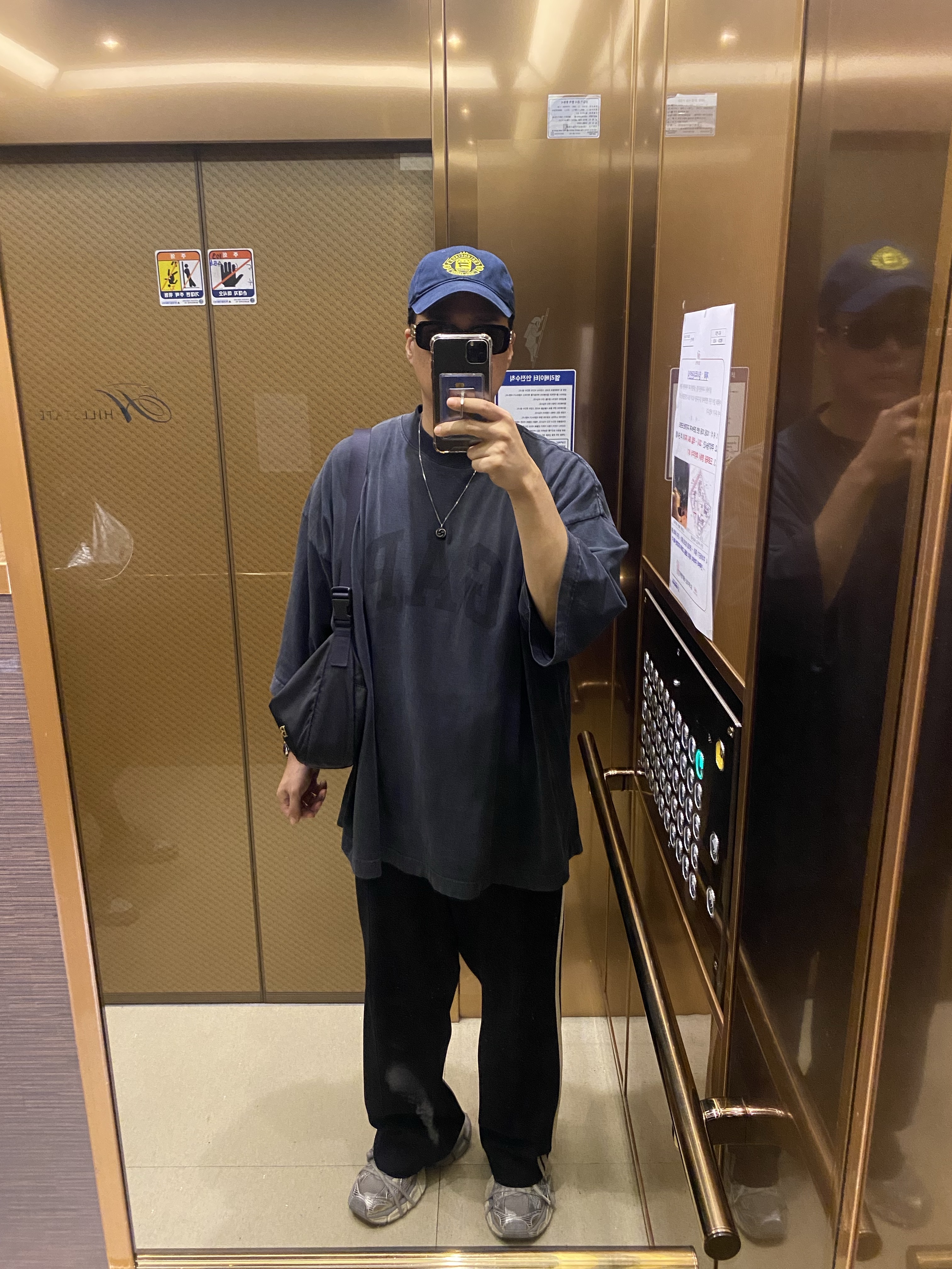 Balenciaga 3XL Sneakers Light Beige, Yeezy Gap Engineered By Balenciaga Dove 3/4 Sleeve T-Shirt Washed Black 착용 스타일