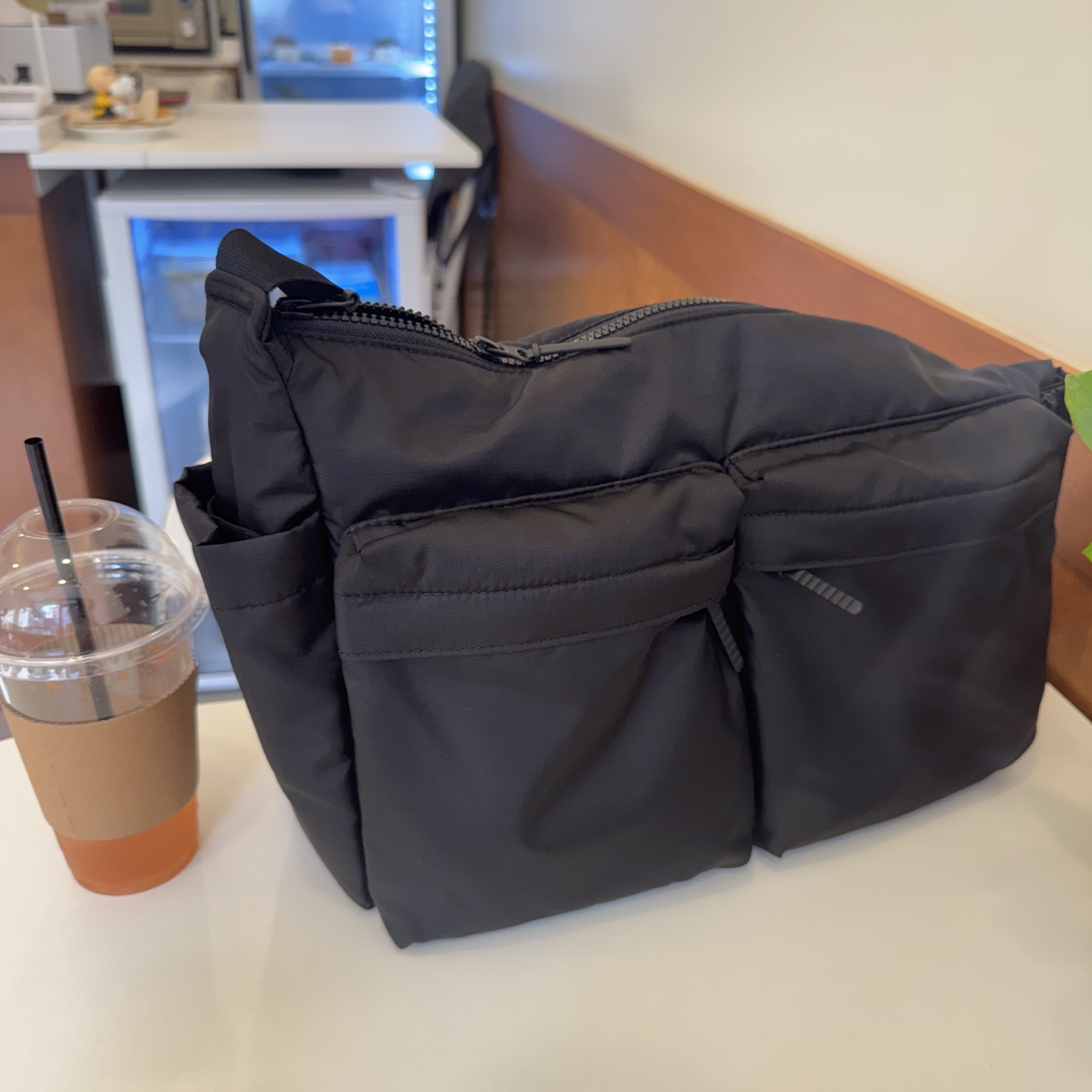 Uniqlo Multi Pocket Shoulder Bag Black 착용 스타일