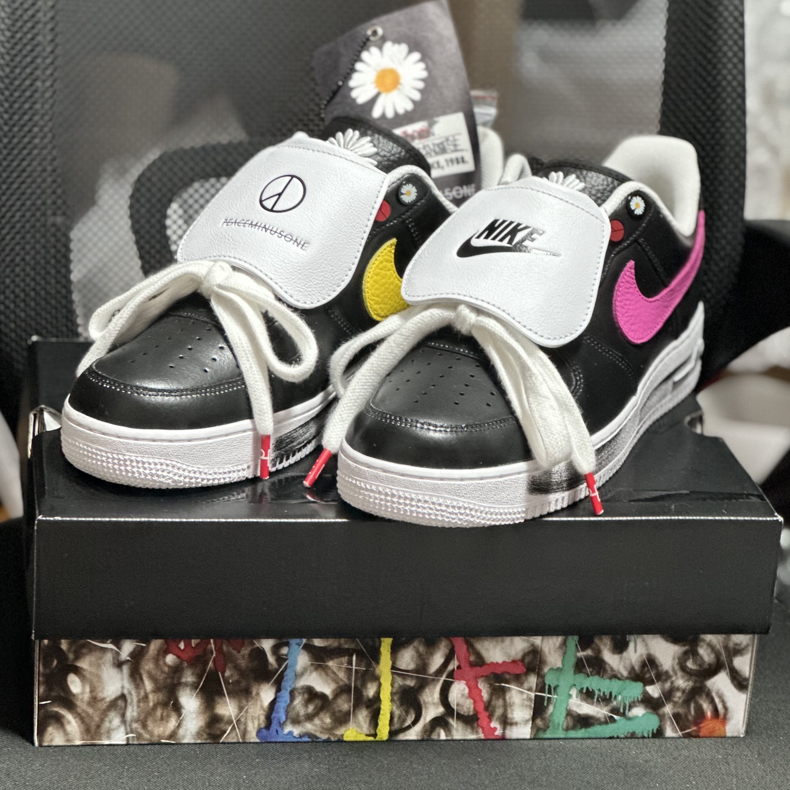 Nike x Peaceminusone Air Force 1 Low Para-Noise 3.0 Black and Multicolor, Nike x Peaceminusone Kwondo1 White 착용 스타일 - 2