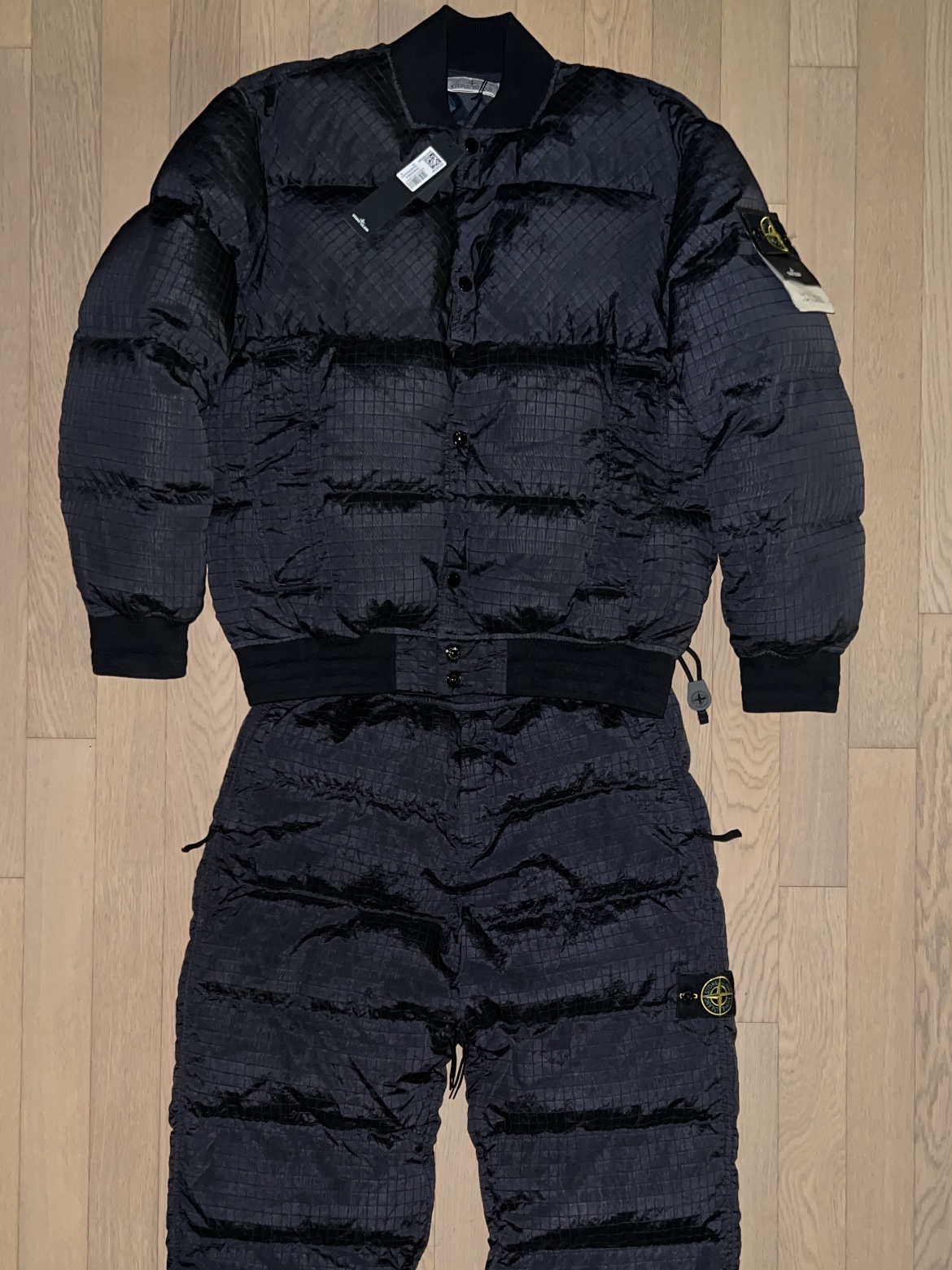 Stone Island 43232 Macro Ripstop Nylon Metal in Econyl Regenerated Nylon Down-TC Black - 23FW 착용 스타일 - 3