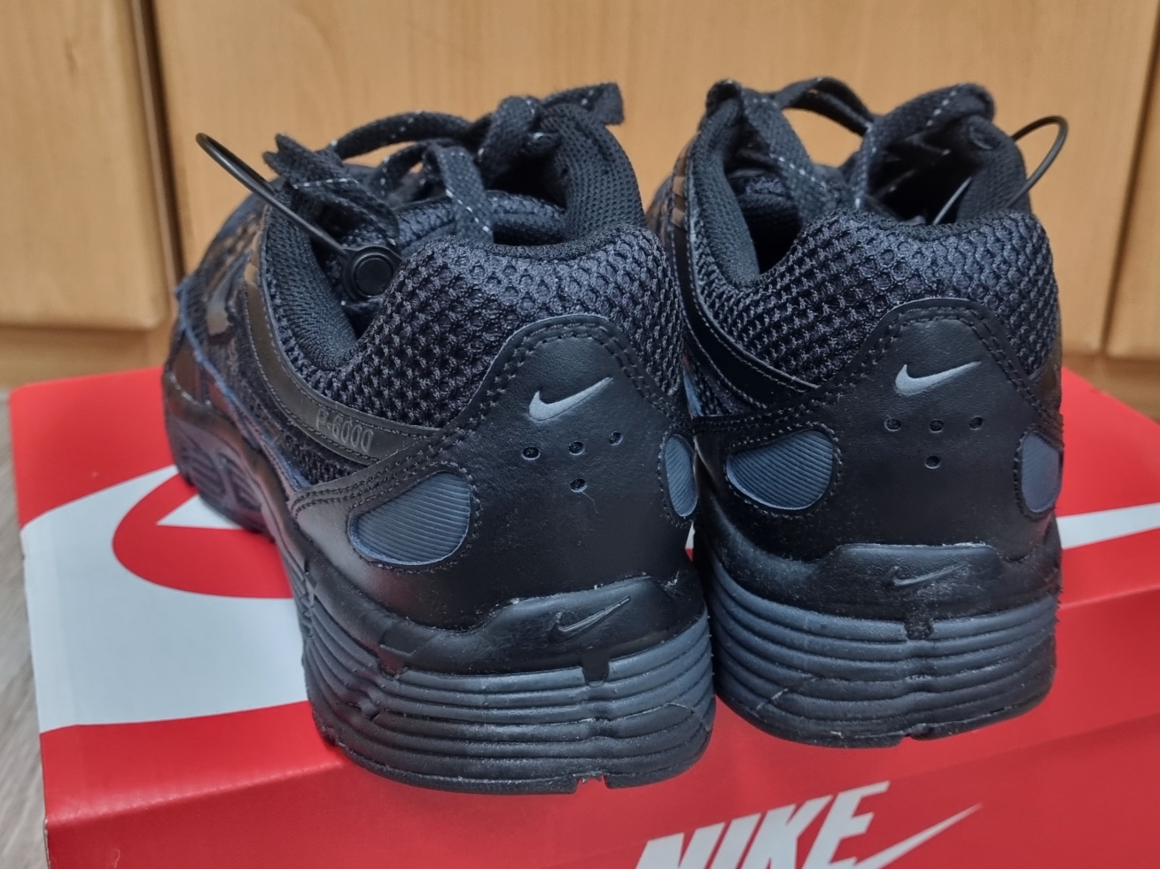 Nike P-6000 PRM Triple Black 착용 스타일 - 4
