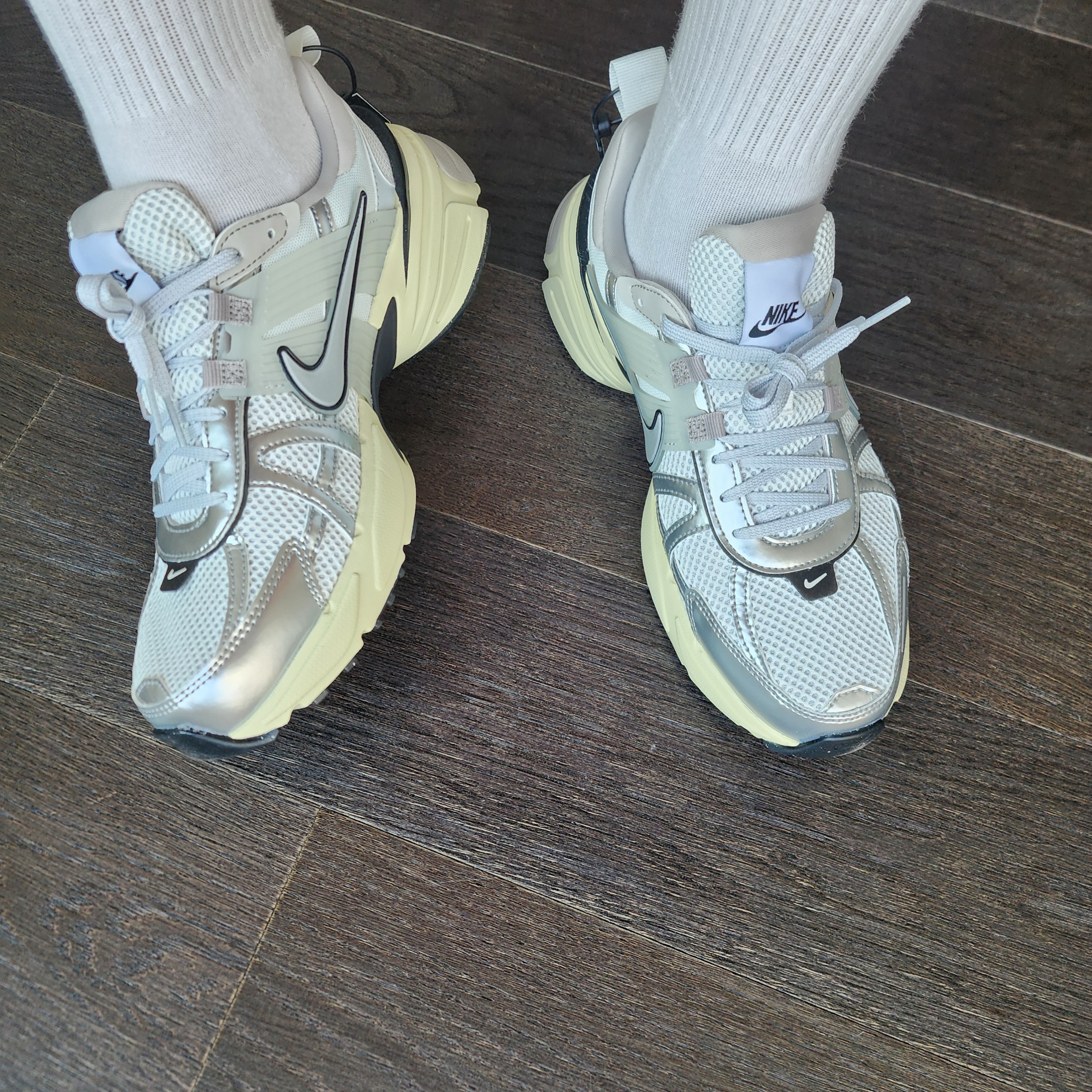 Nike V2K Run Summit White Metallic Silver 착용 스타일 - 2