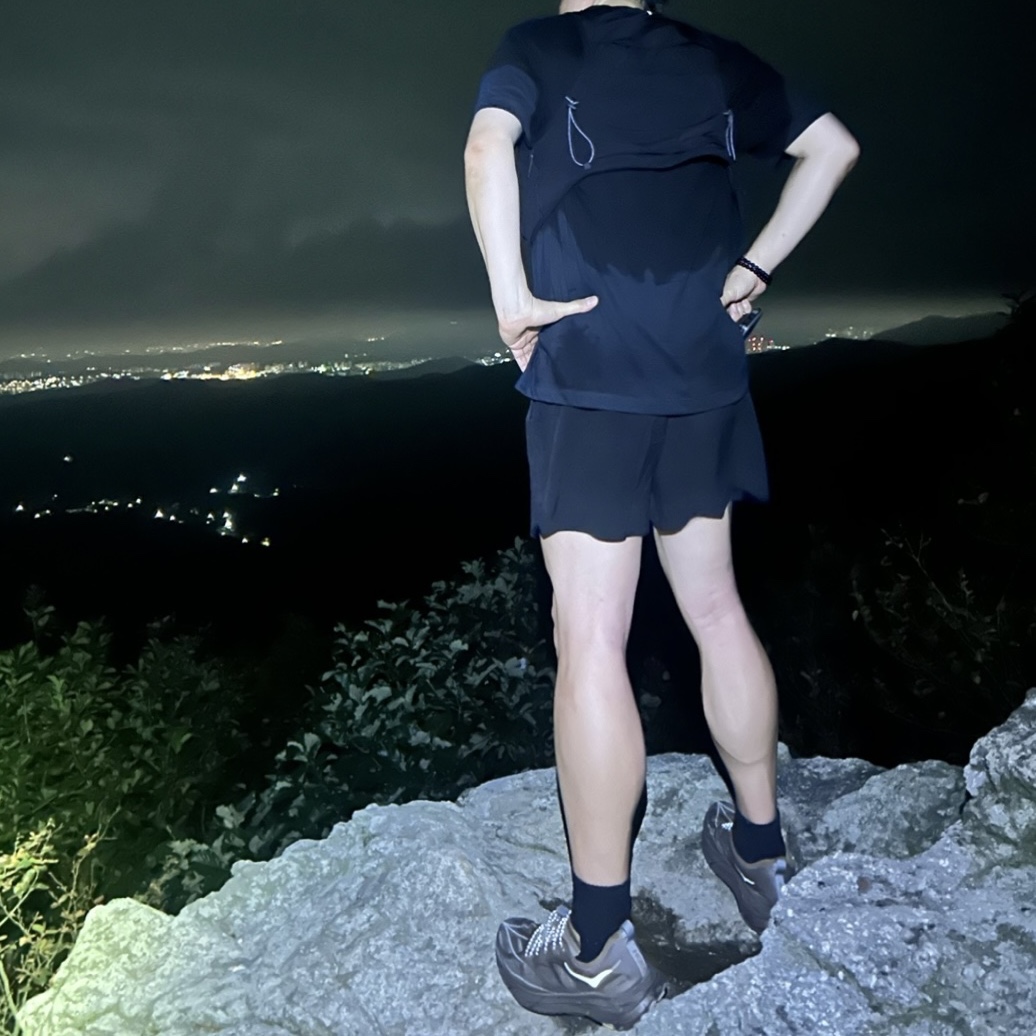 Hoka x Satisfy Mafate Speed 4 Lite Rubber, Satisfy Justice Cordura 5L Hydration Vest Black 착용 스타일 - 2