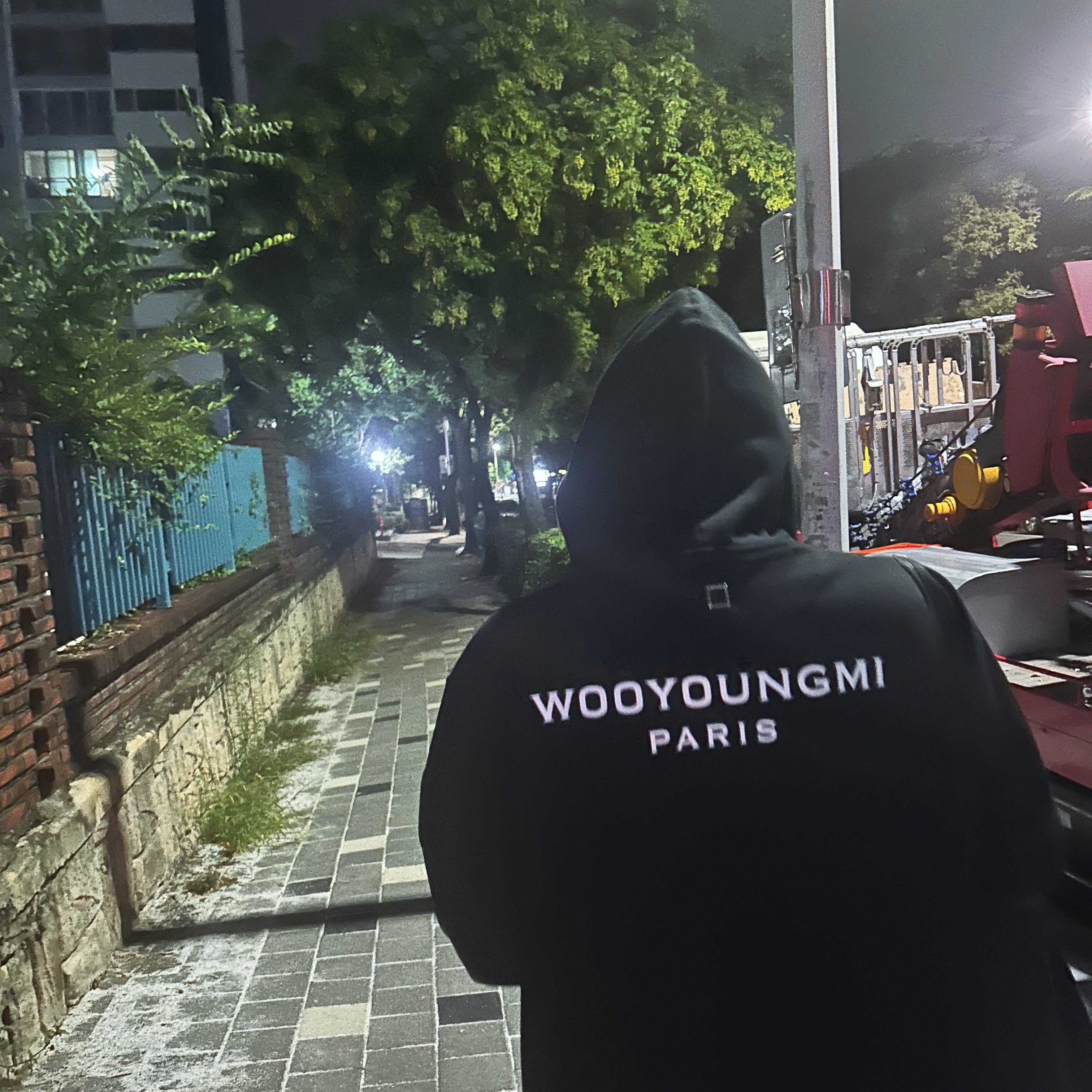 Wooyoungmi Back Logo Hoodie Black - 23FW 착용 스타일