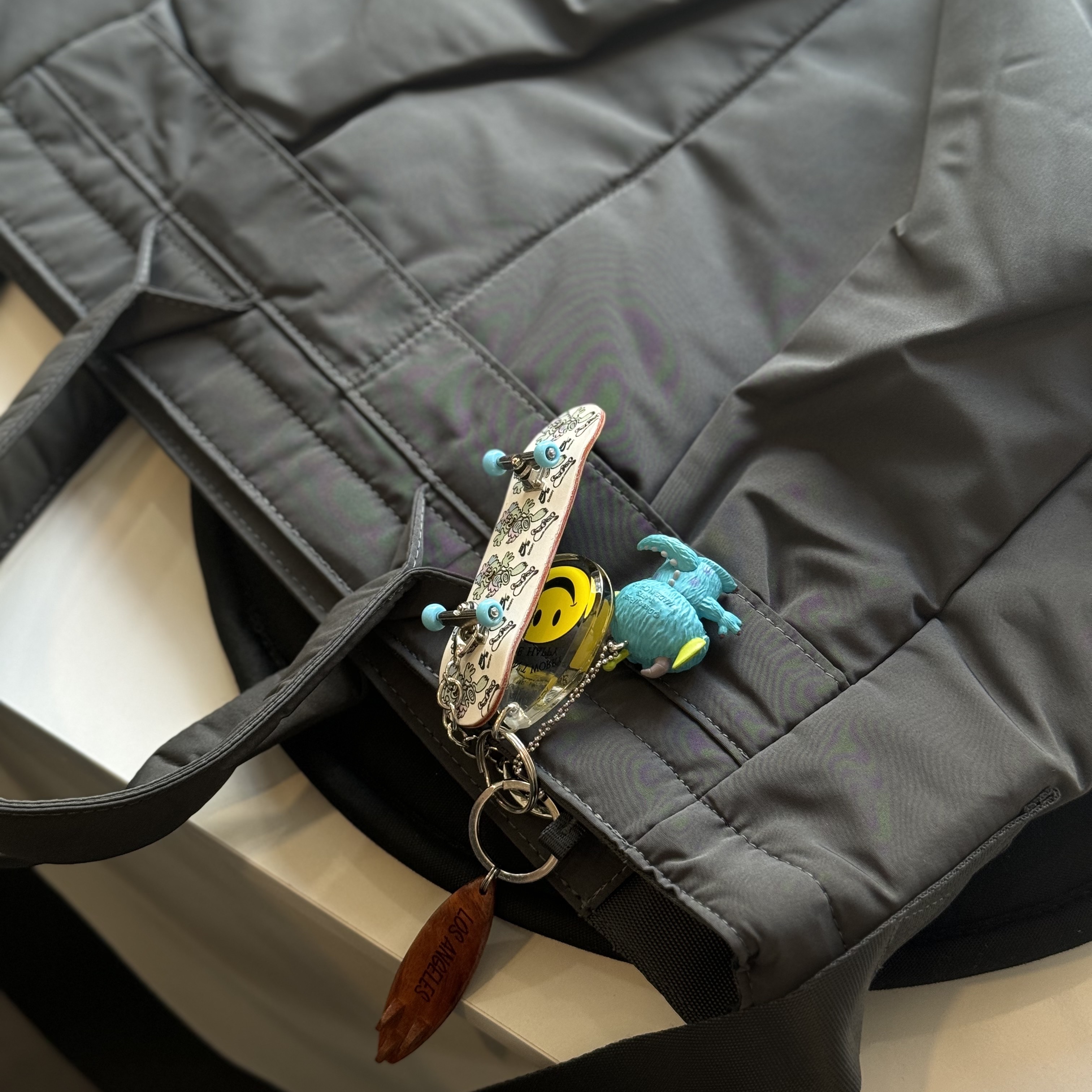 Uniqlo 2-Way Utility Bag Gray 착용 스타일