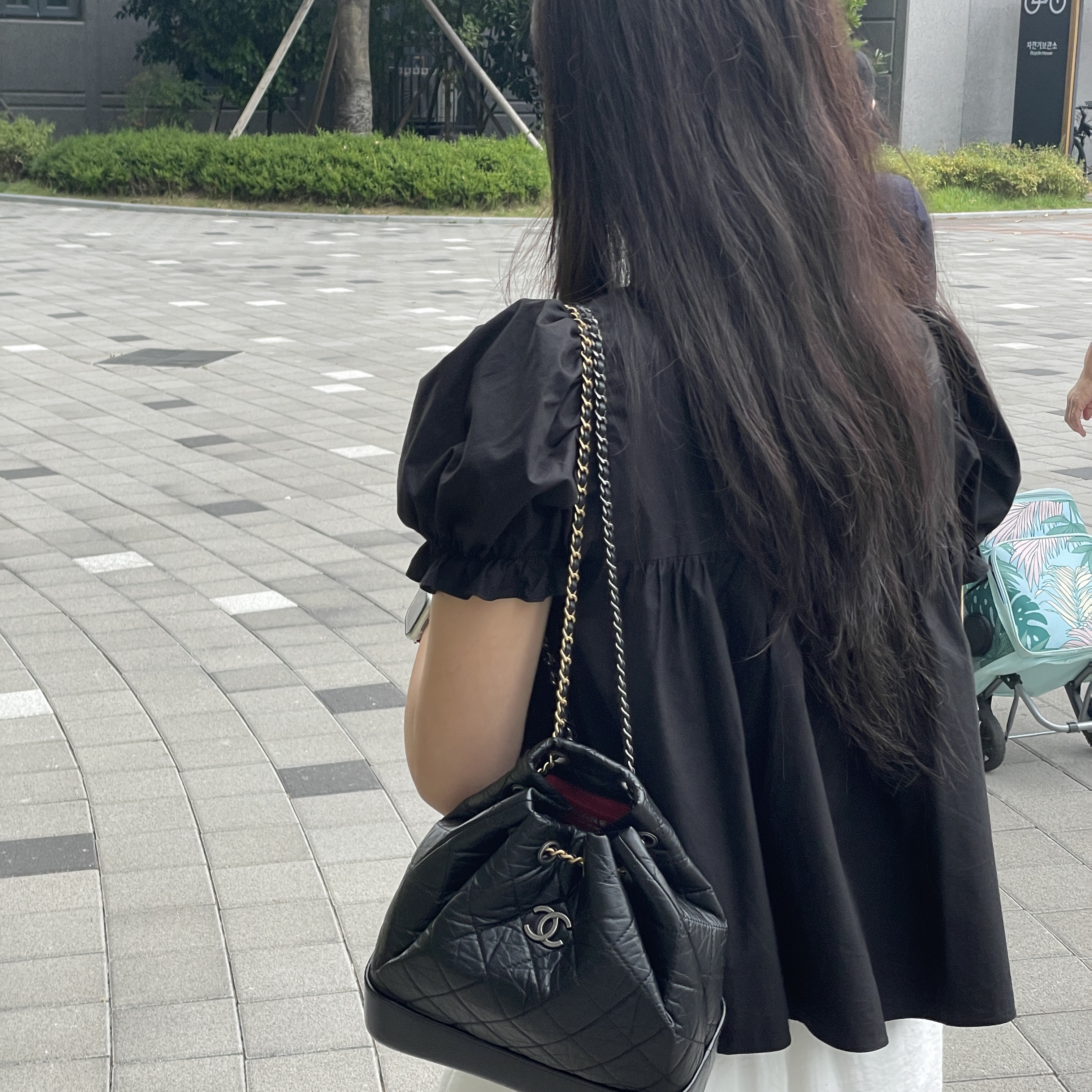 Chanel Small Gabrielle Backpack Aged Calfskin & Gold Silver Black 착용 스타일
