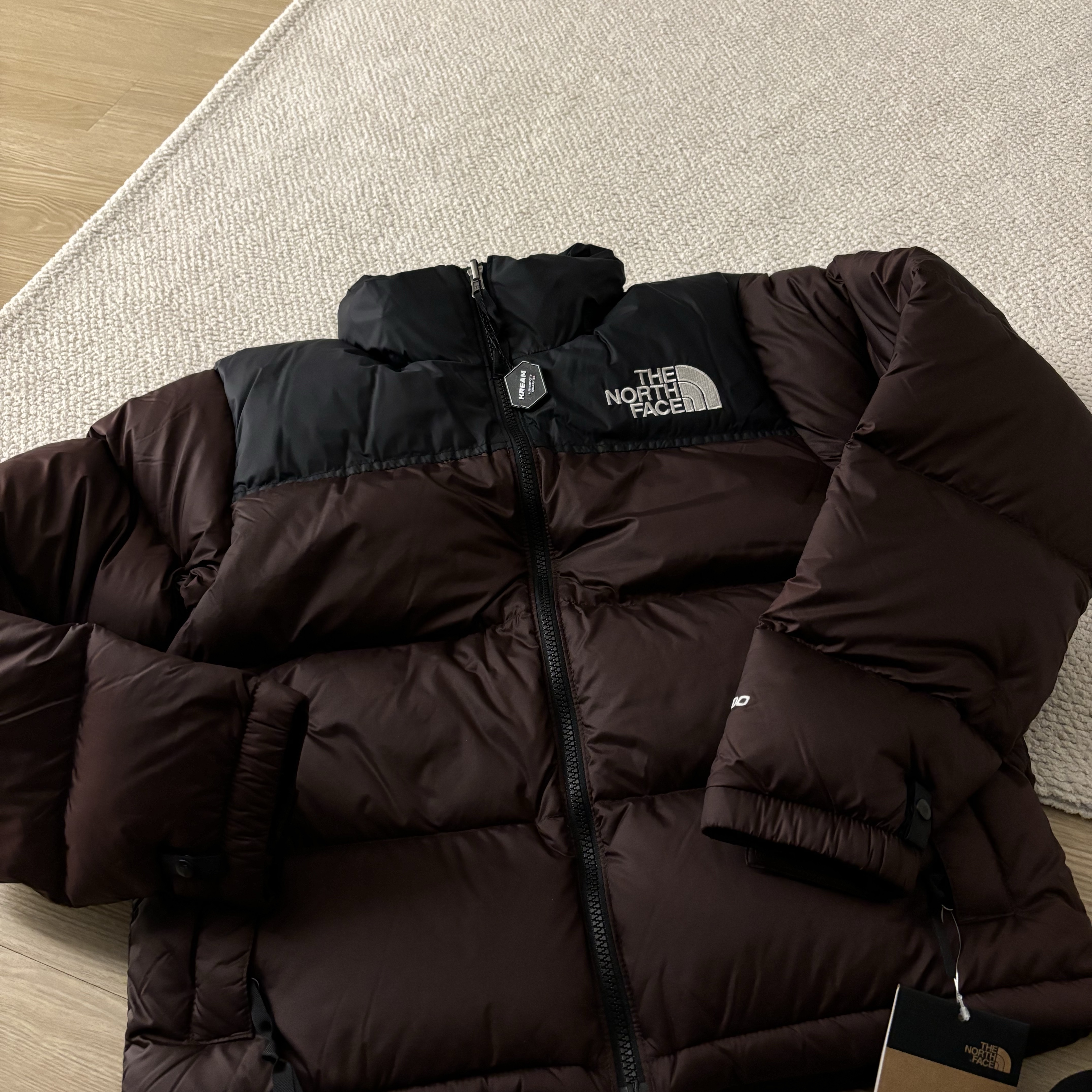 (W) The North Face 1996 Retro Nuptse Jacket Coal Brown 착용 스타일