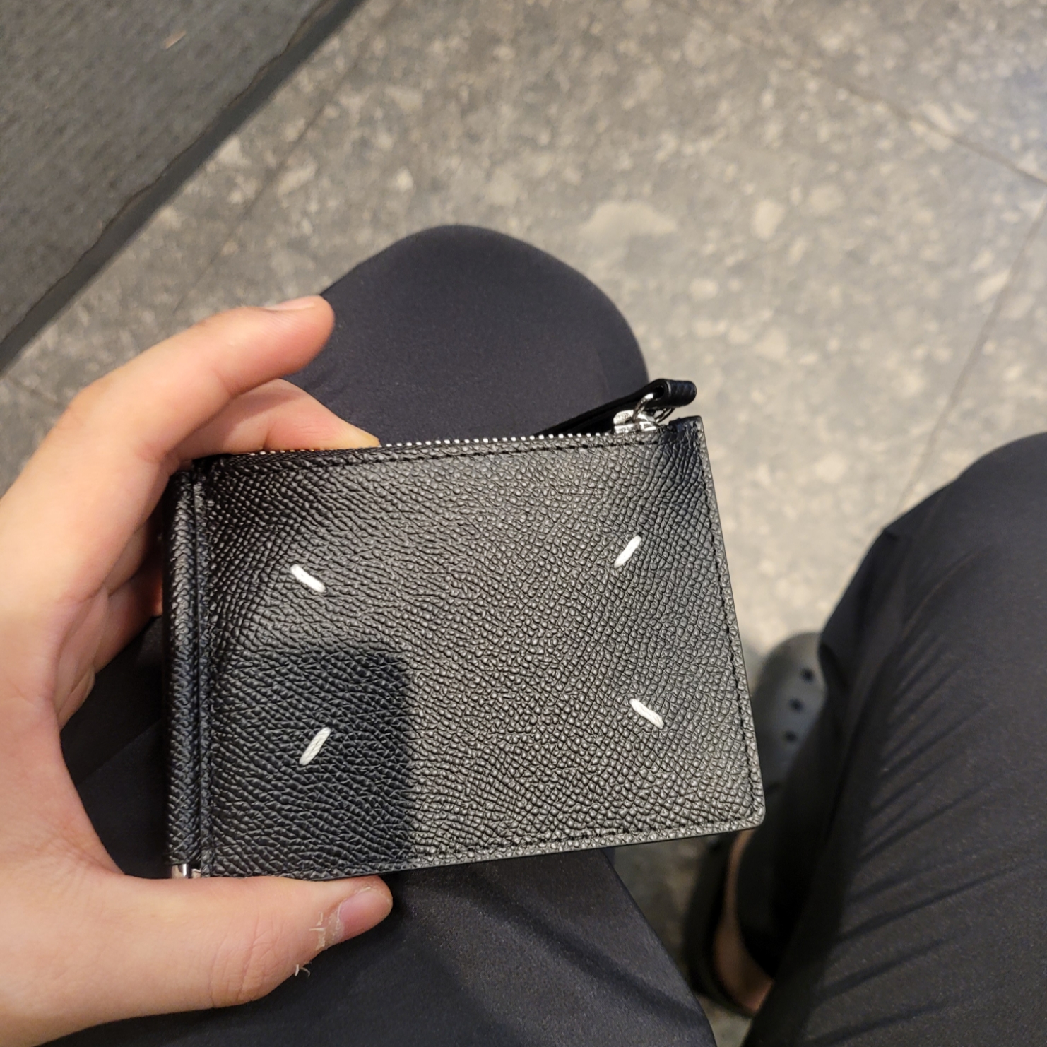 Maison Margiela Money Clip Bovine Leather Wallet Black 착용 스타일 - 1