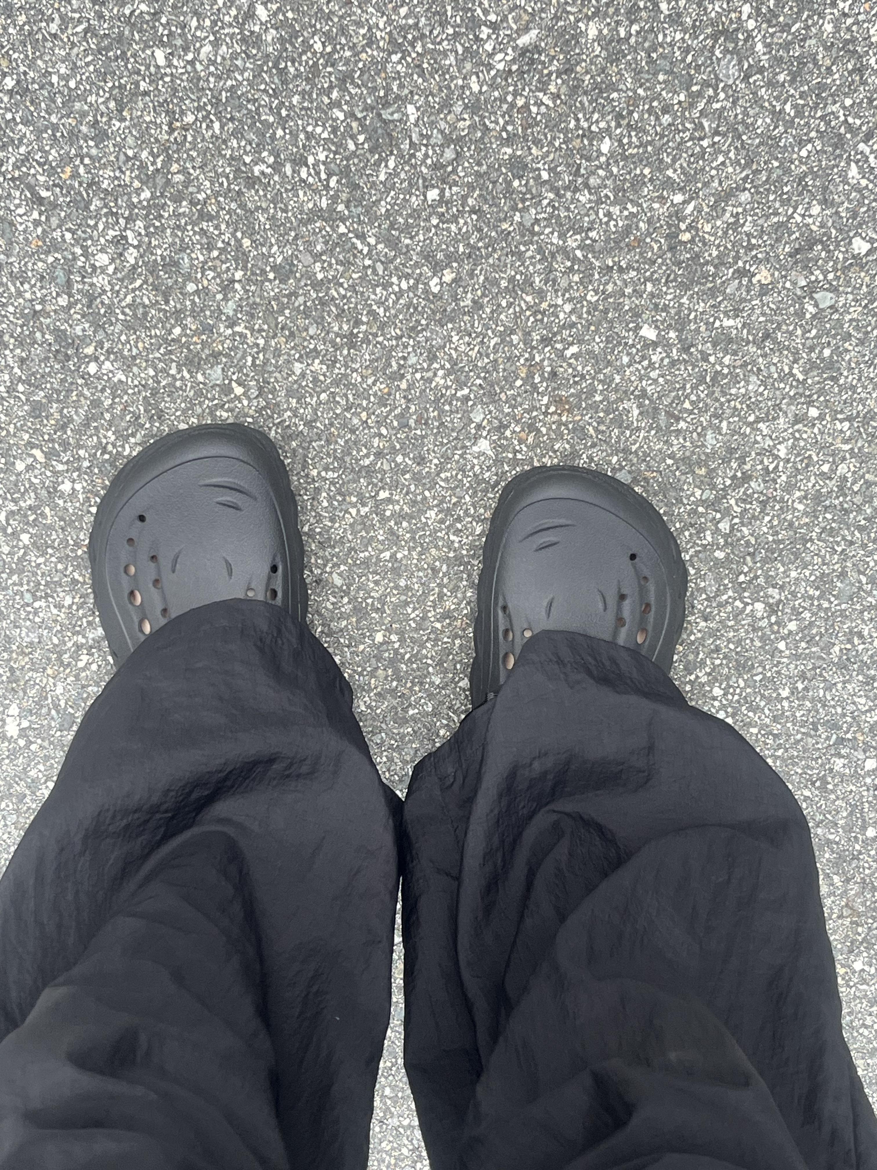 Crocs Echo Clog Black 착용 스타일 - 1