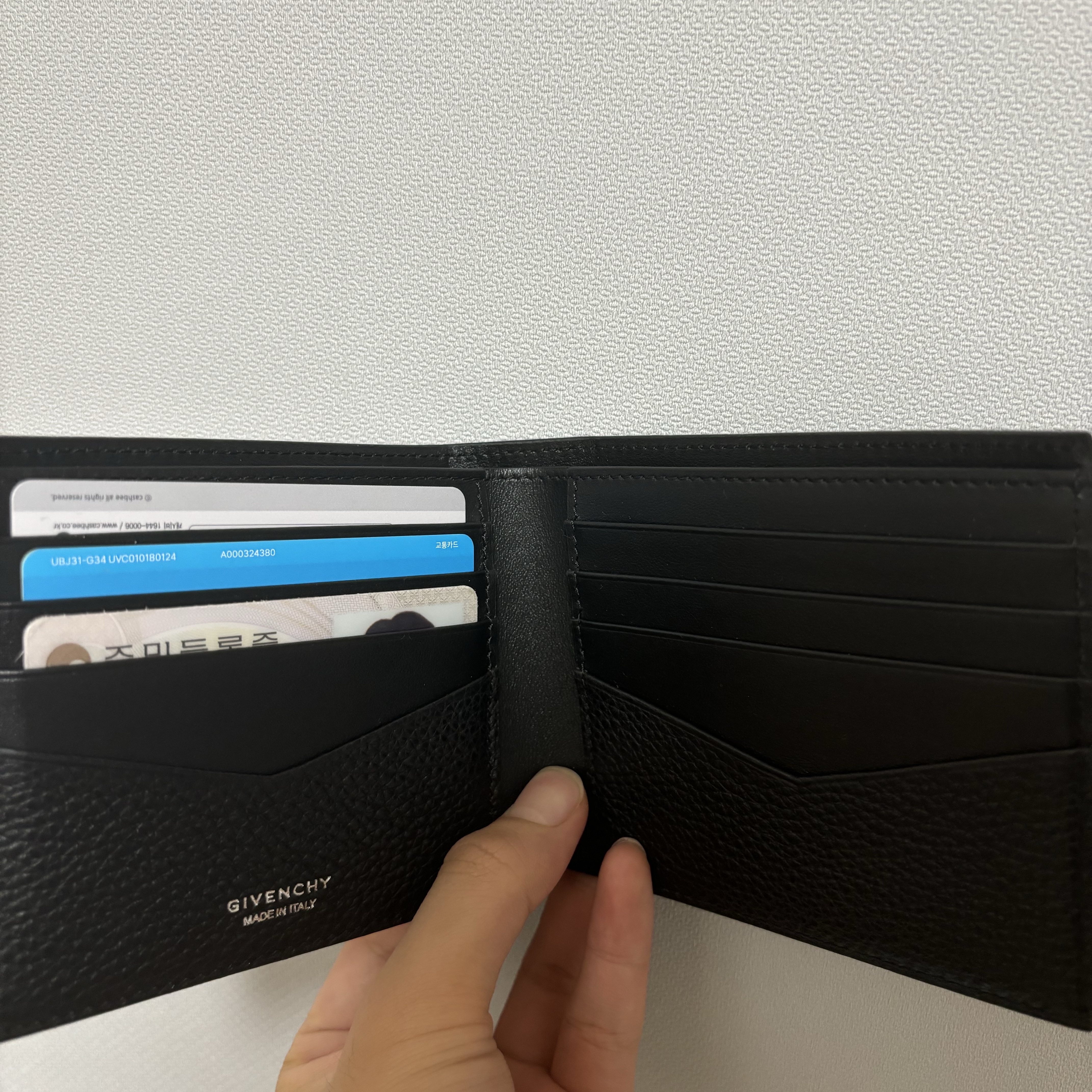 Givenchy Wallet in Grained Leather Black 착용 스타일 - 1