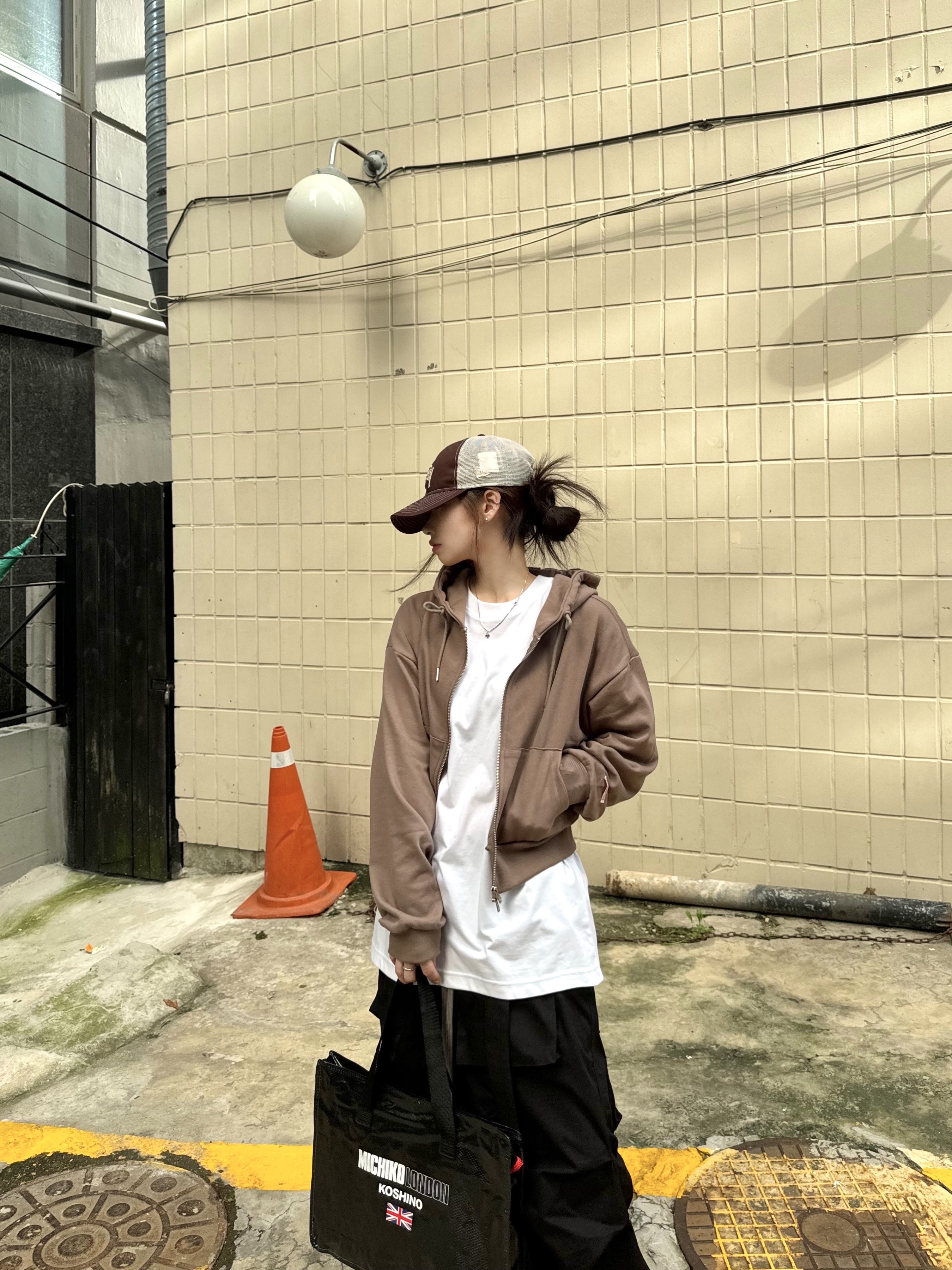Stussy New Era 9twenty Basic Trucker Brown, Wapworks Wide Safety Cargo Pants Black 착용 스타일 - 3