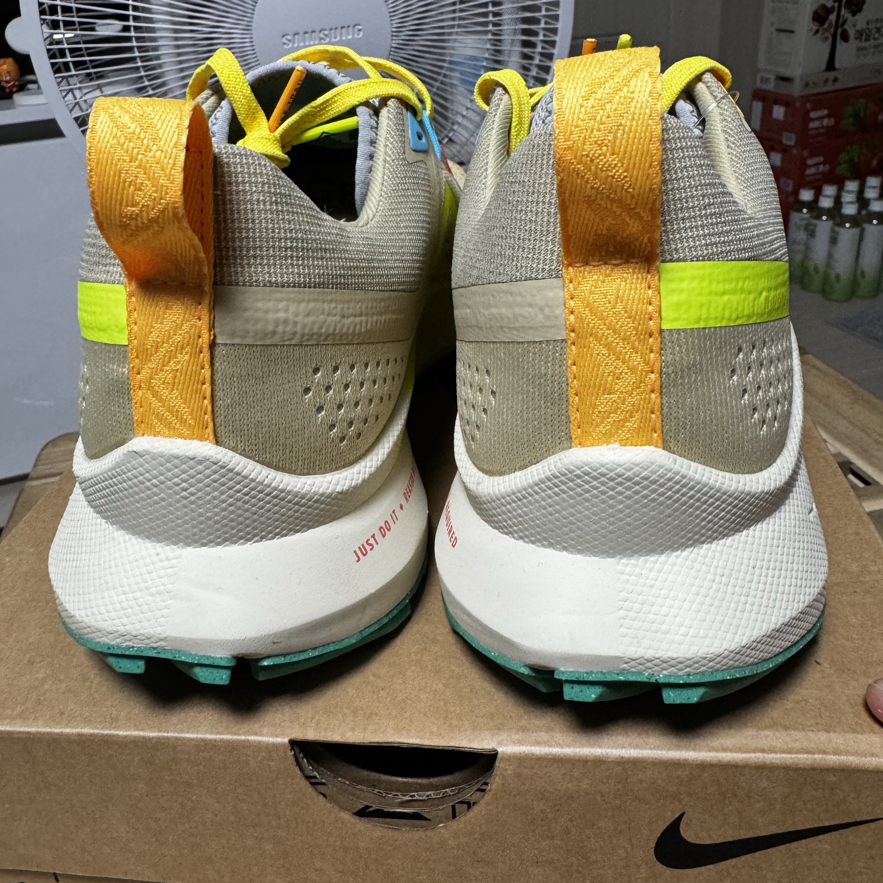 Nike React Pegasus Trail 4 Team Gold Baltic Blue 착용 스타일 - 5
