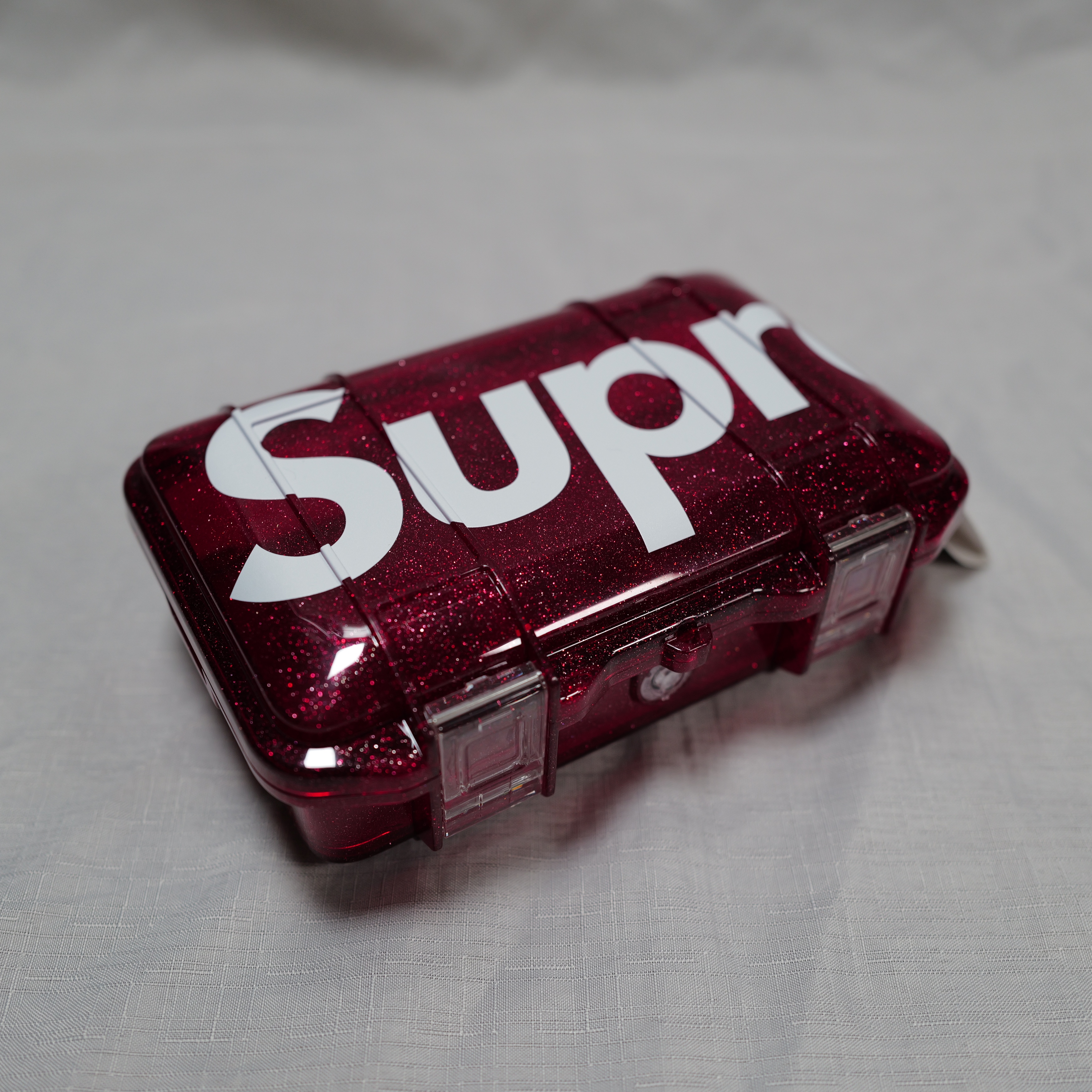 Supreme x Pelican Waterproof M50 Micro Case Red - 24FW 착용 스타일