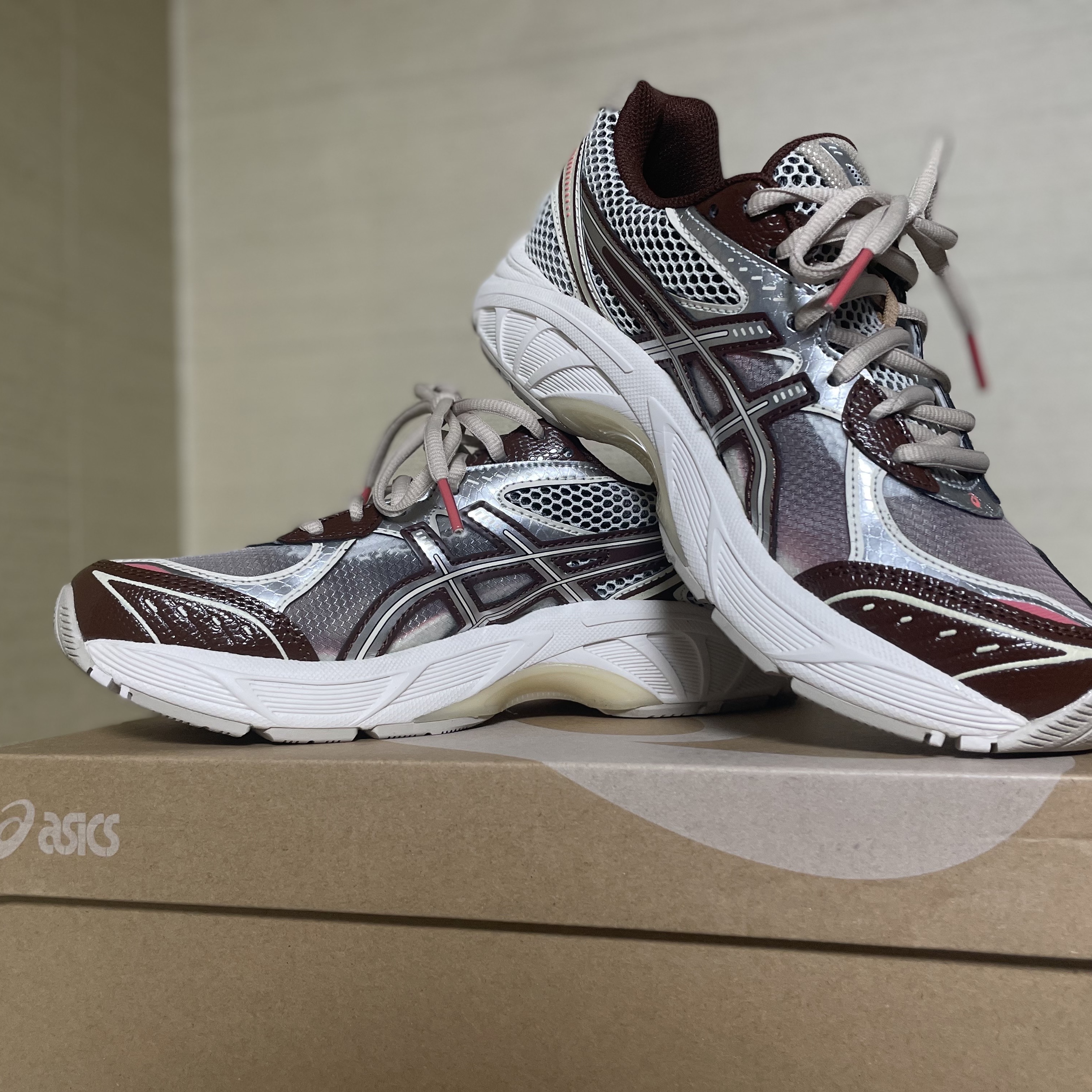 Asics x Above The Clouds GT-2160 Cream Chocolate Brown 착용 스타일