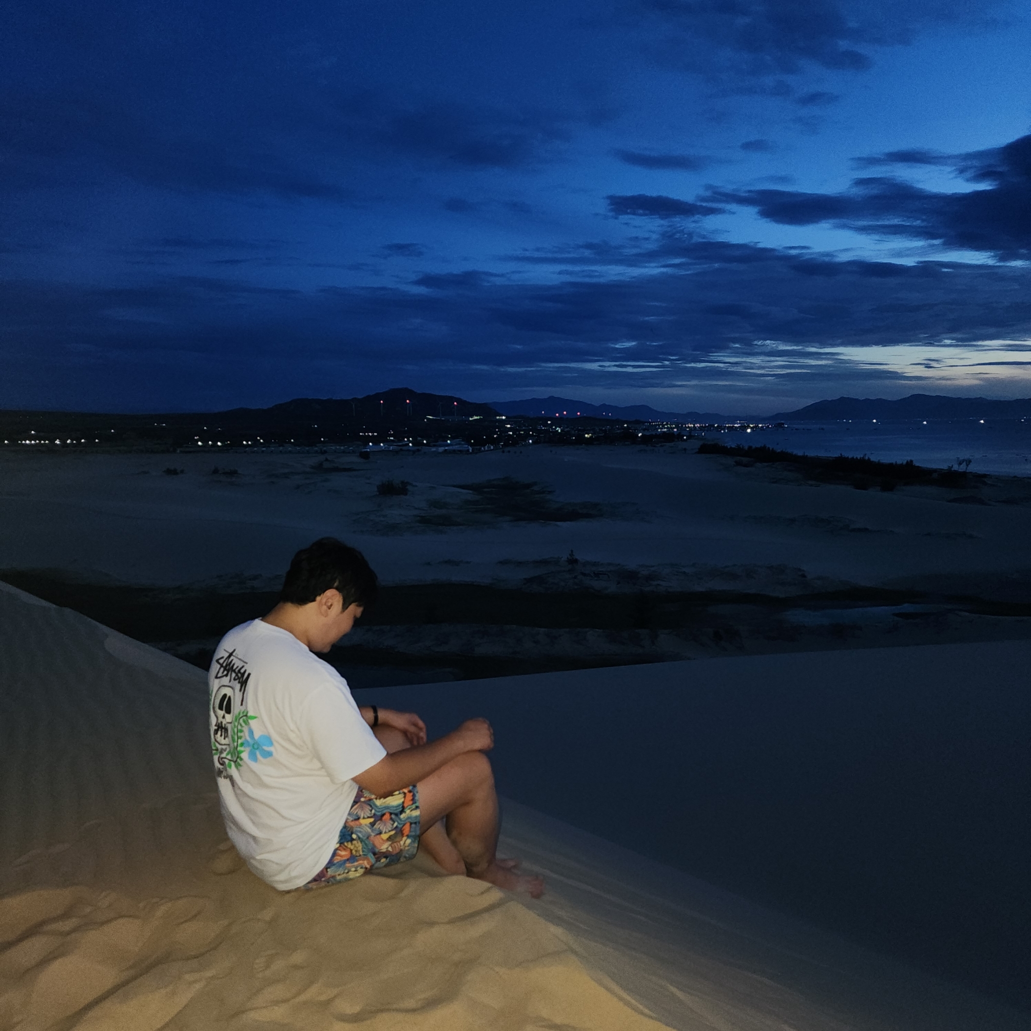Stussy Skull Crest T-Shirt White, Patagonia Baggies Shorts 5 Inch Joy Pitch Blue 착용 스타일 - 2