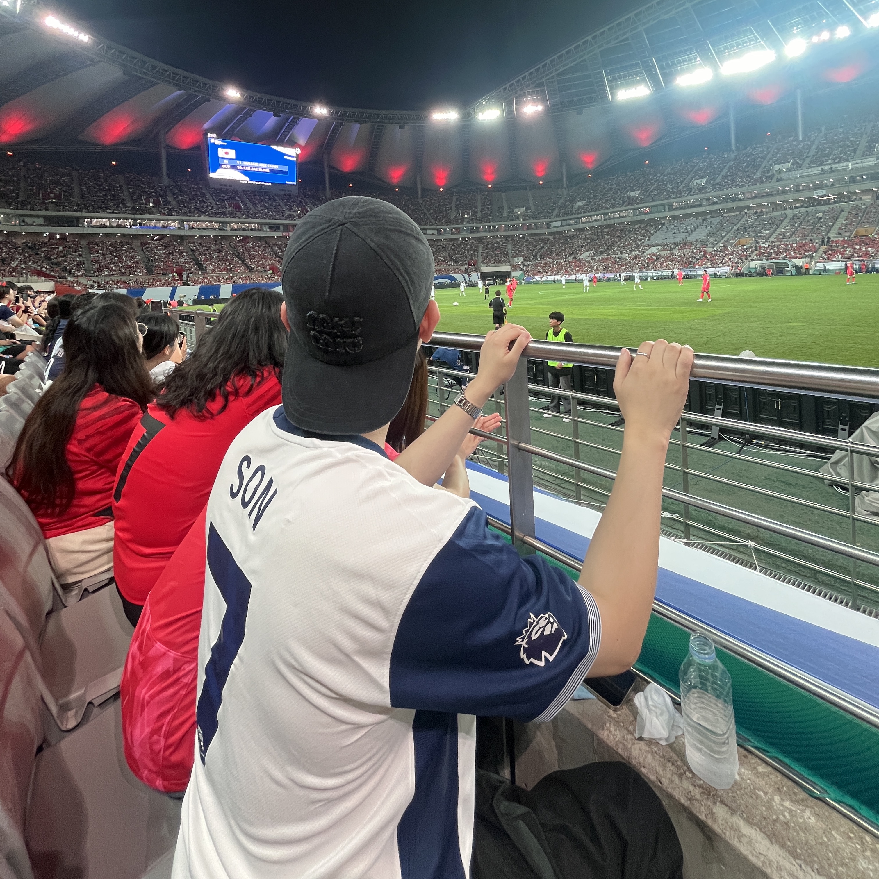 Nike Tottenham Hotspur 2024/25 Dri-Fit Stadium Home Jersey White (Non Marking Ver.), (W) Miu Miu Denim Baseball Cap Black 착용 스타일