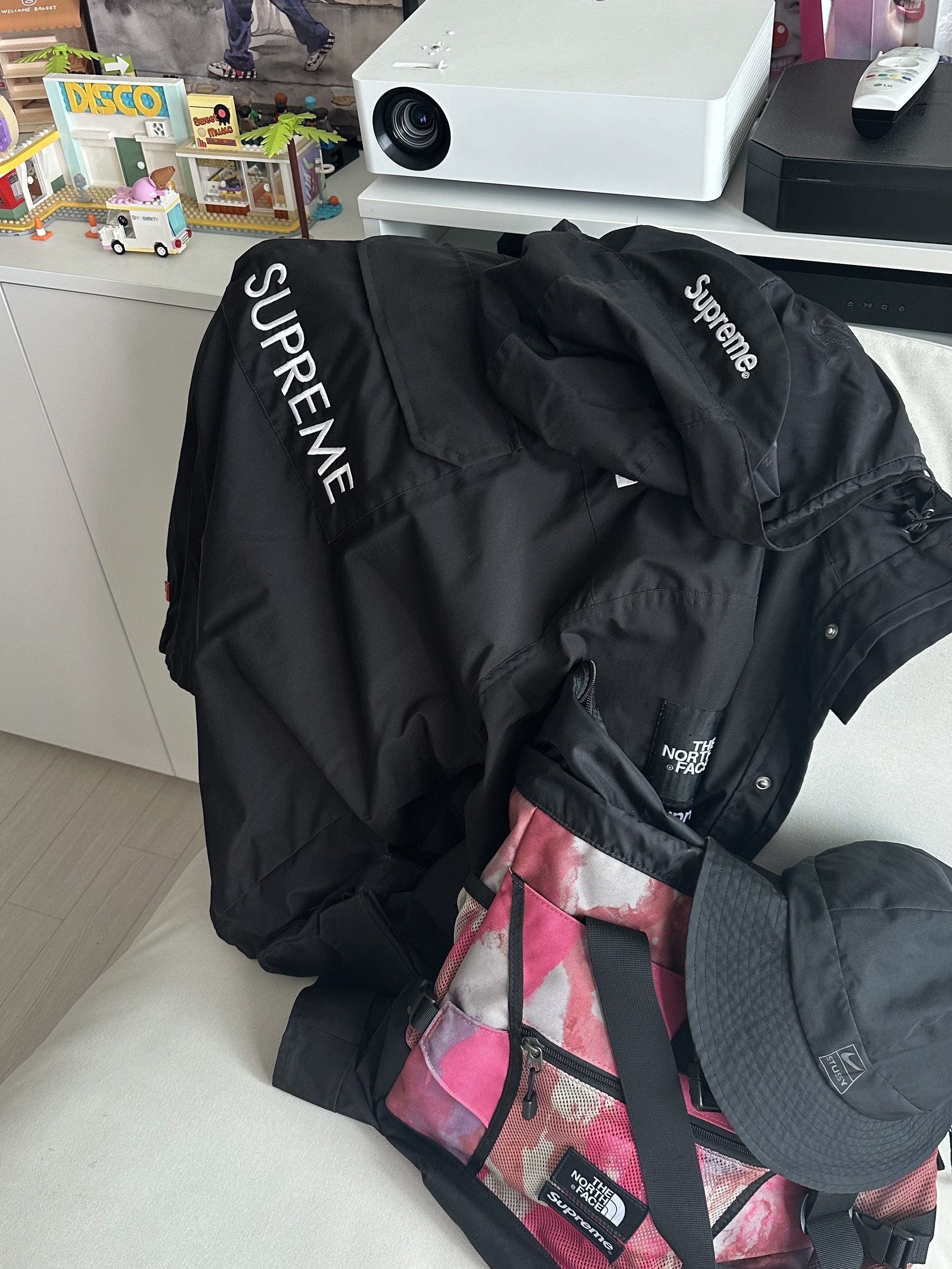 Supreme x The North Face Adventure Tote Multi-Color - 20SS, Supreme x The North Face Cargo Jacket Black - 20SS 착용 스타일