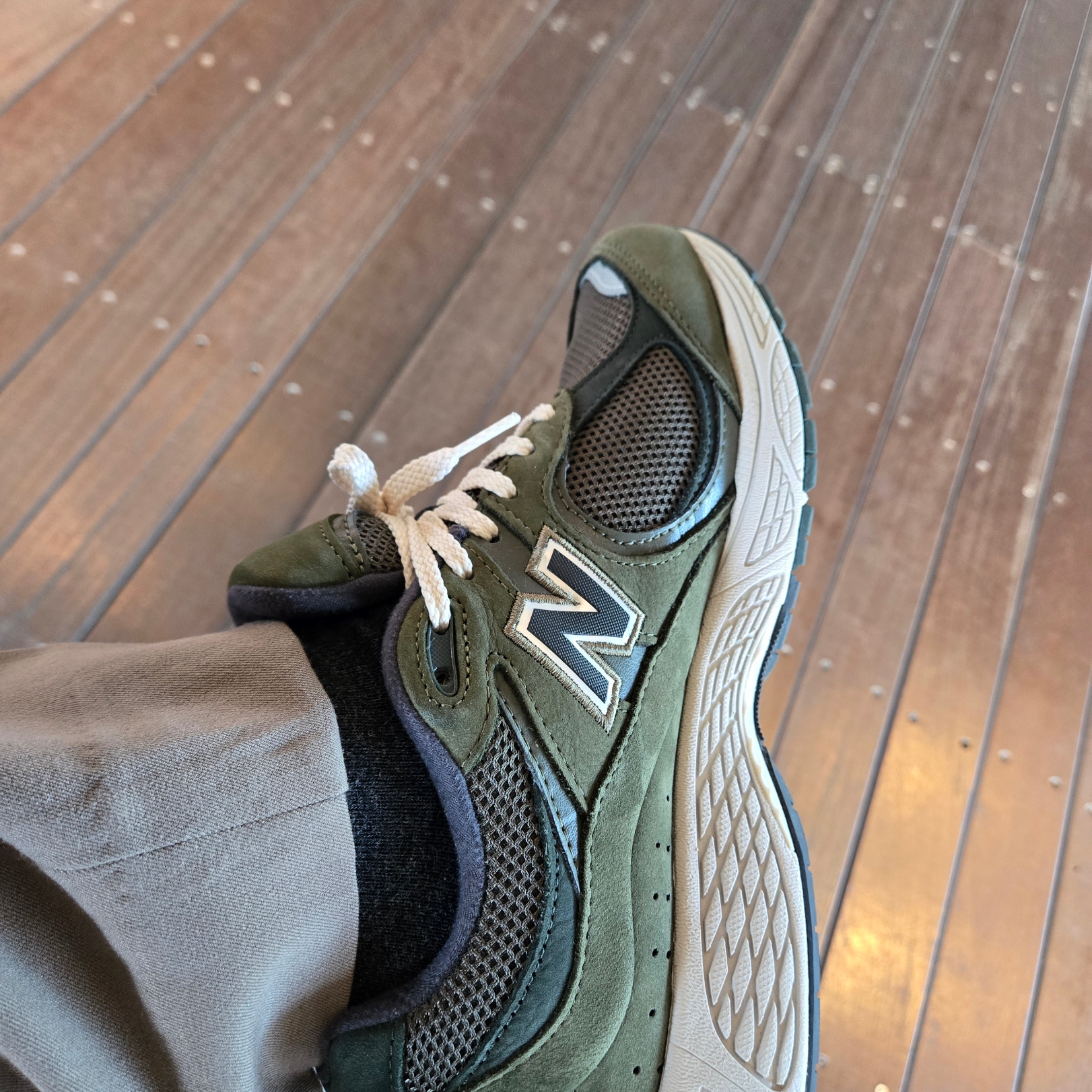 New Balance 2002R Grape Leaf 착용 스타일