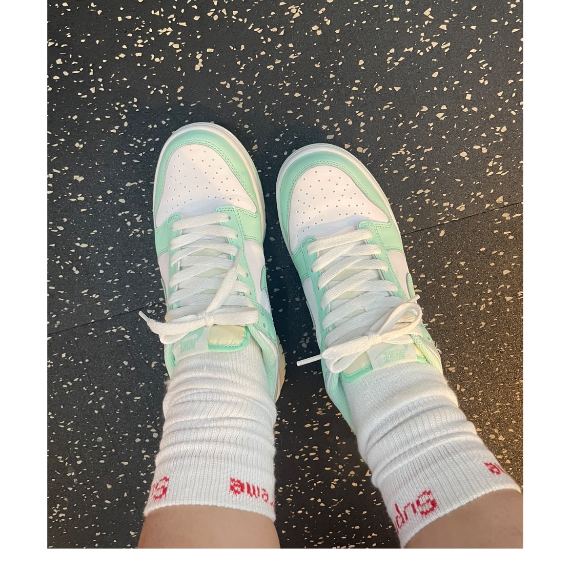 (GS) Nike Dunk Low White Mint Foam, Supreme Hanes Crew Socks White (4 Pack) 착용 스타일 - 1