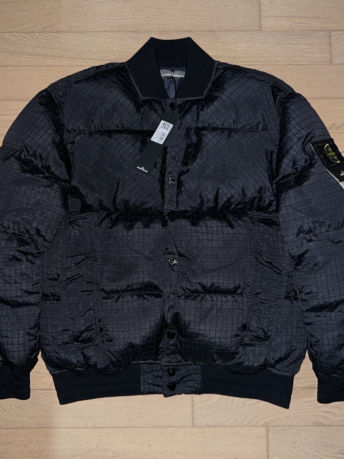 Stone Island 43232 Macro Ripstop Nylon Metal in Econyl Regenerated Nylon Down-TC Black - 23FW 착용 스타일 - 1