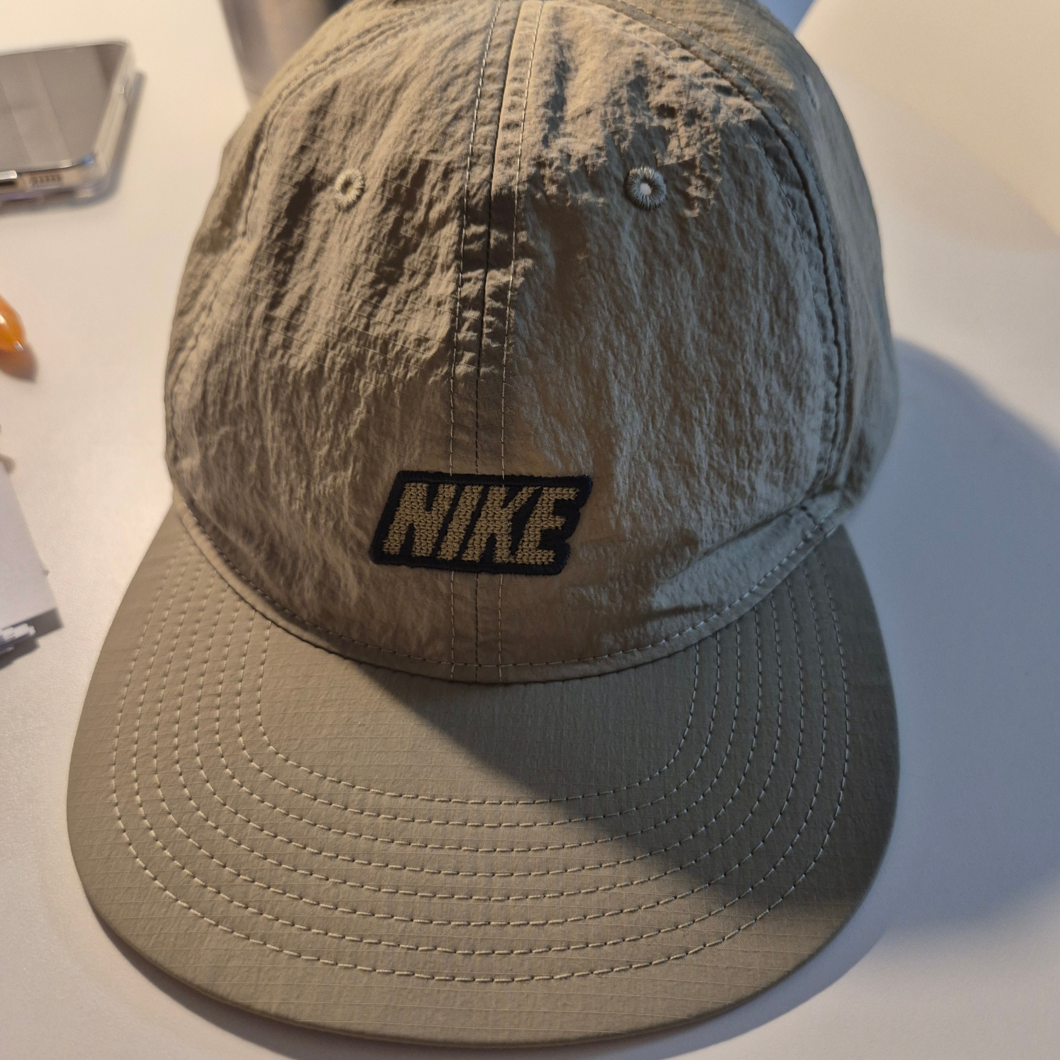 Nike Club Unstructured Flat Bill Outdoor Cap Black Neutral Olive 착용 스타일 - 1