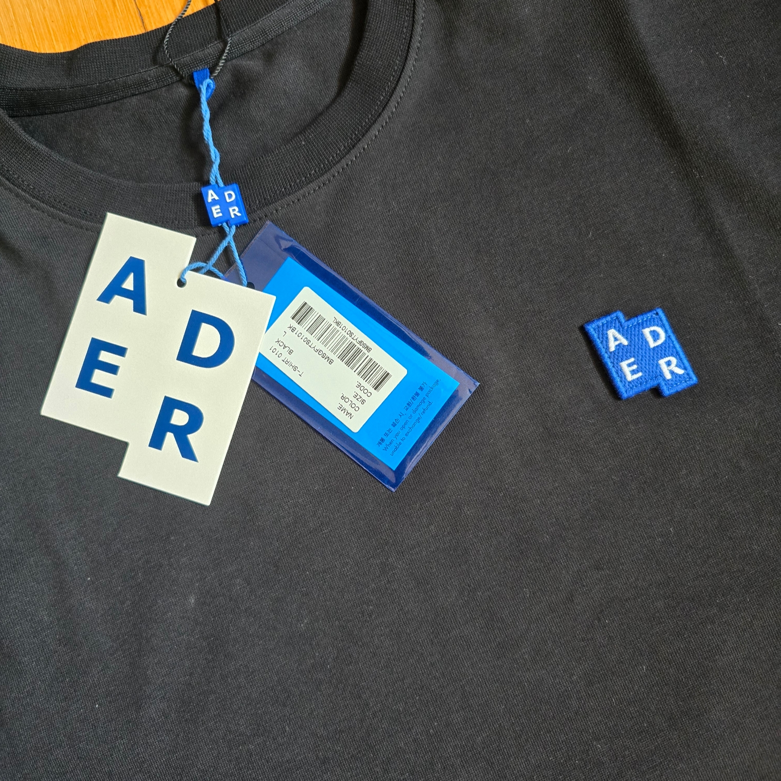 Ader Error Sig; TRS/BL Tag T-Shirt 01 Black 착용 스타일 - 1