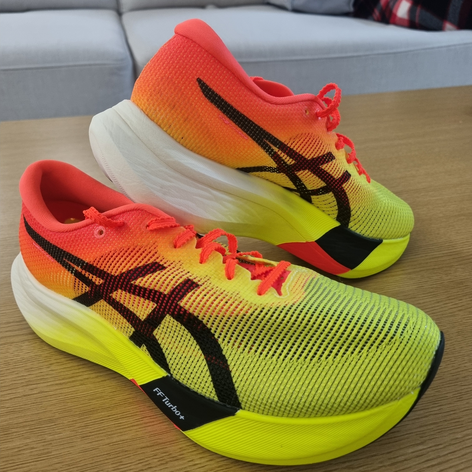 Asics Metaspeed Edge Paris Safety Yellow Black 착용 스타일