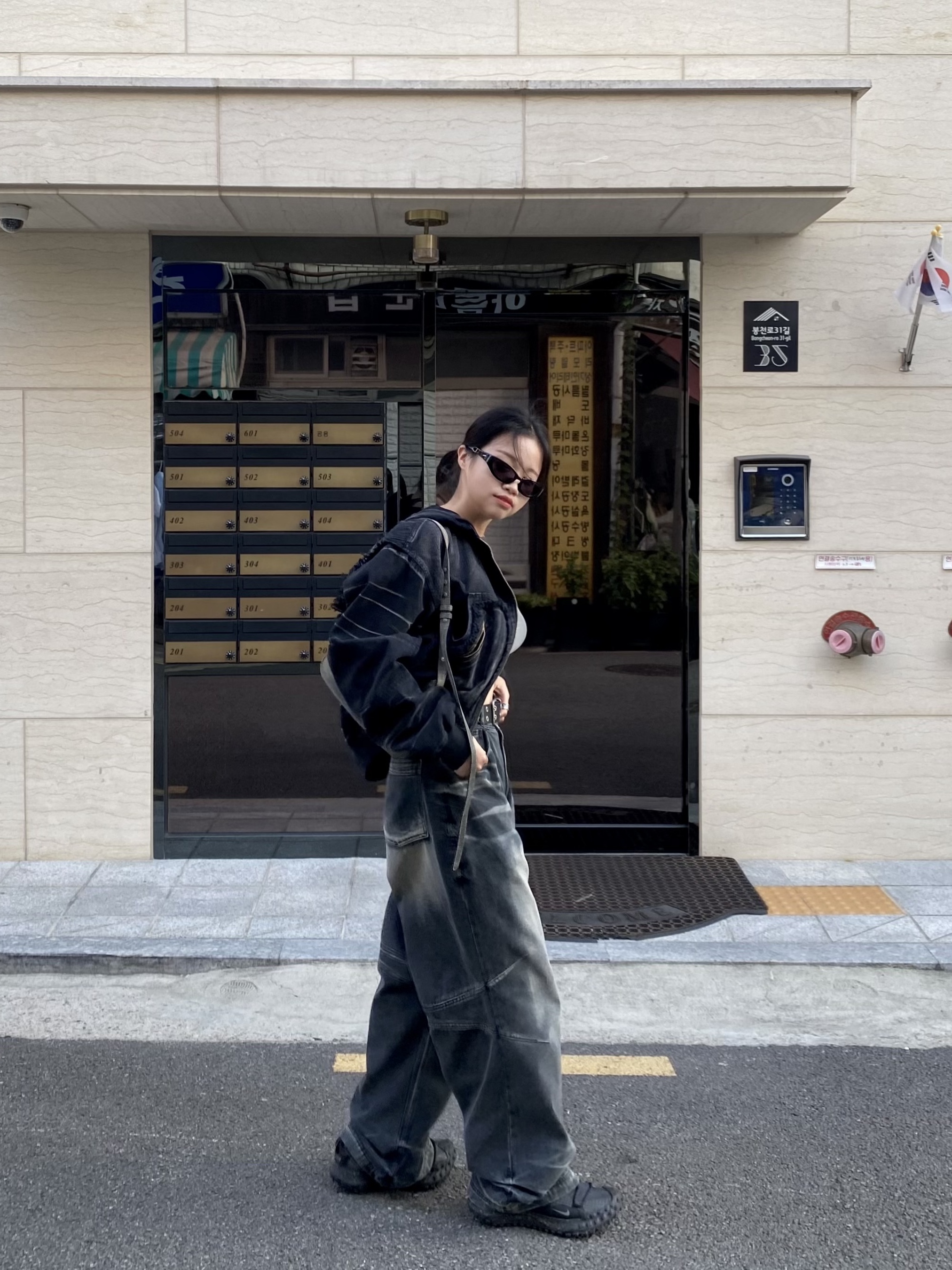 Nike ACG Mountain Fly Low Black, BLR Embossed Wave Washing Wide Denim Pants Black 착용 스타일