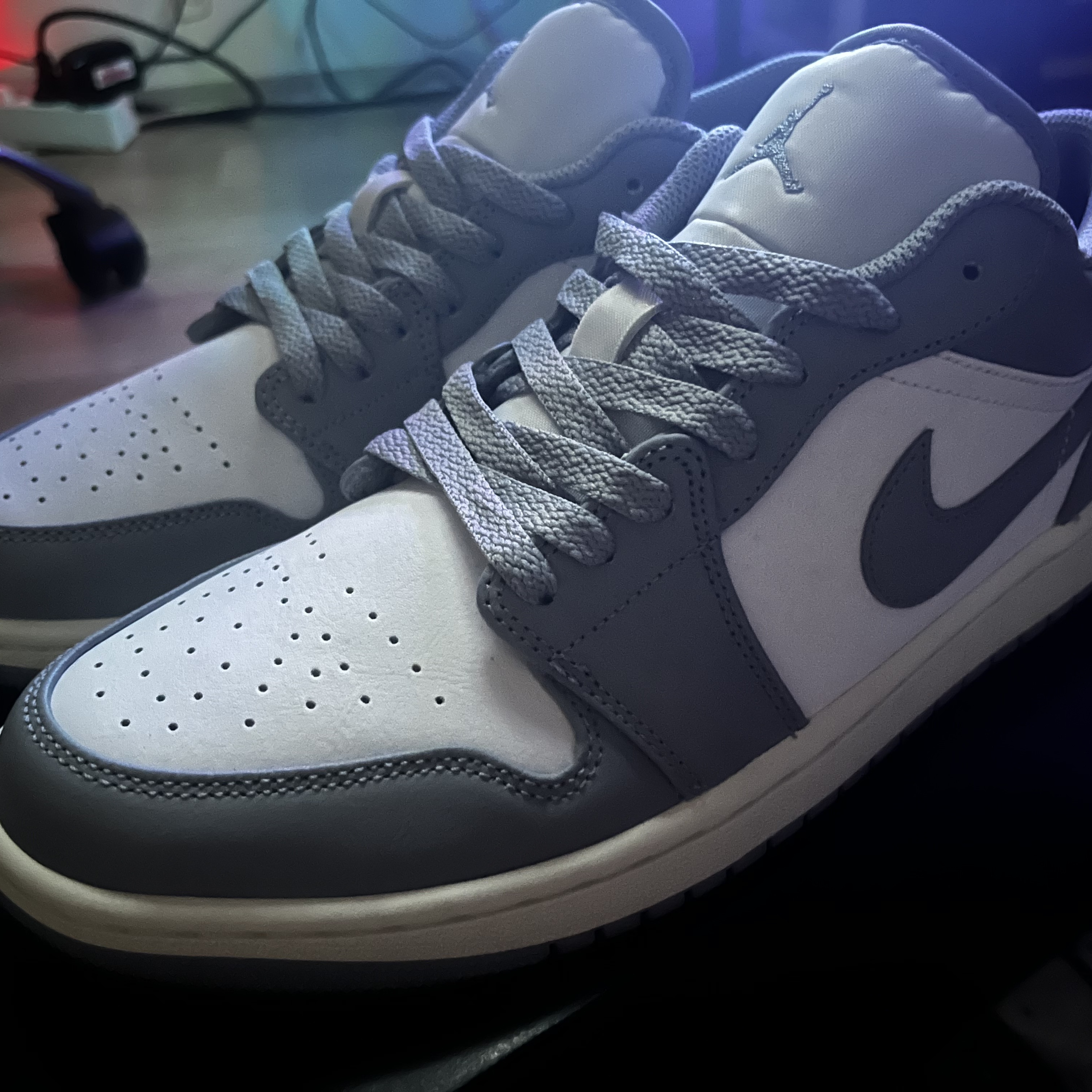 Jordan 1 Low Stealth and White 착용 스타일