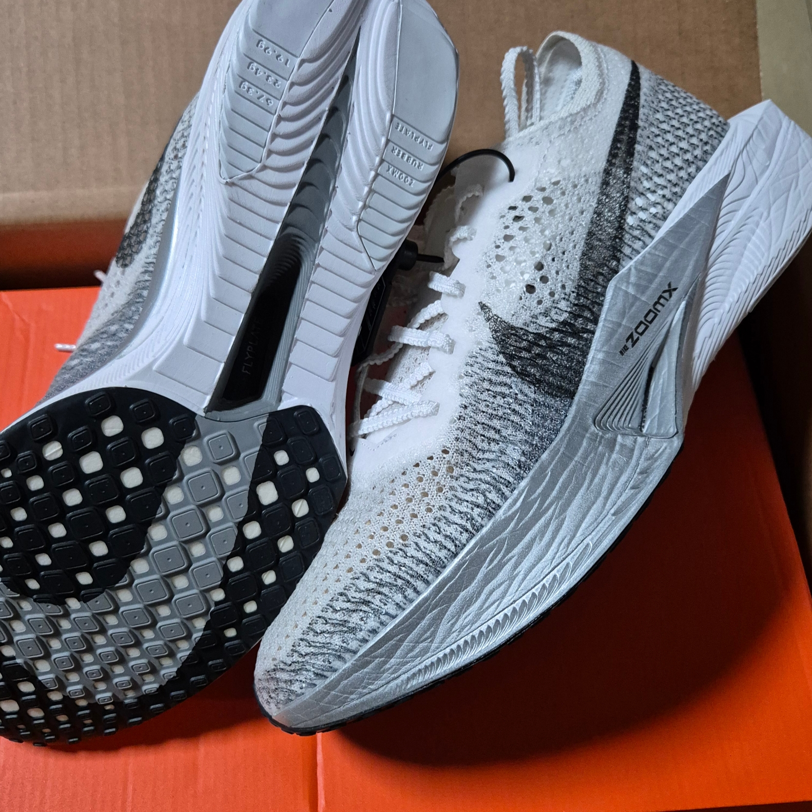 Nike ZoomX Vaporfly Next% 3 White Grey 착용 스타일 - 1