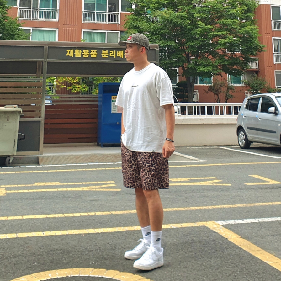 Nike Air Force 1 '07 Low White, Nike Everyday Essential Crew Socks White Black (3 Pack/Korean Ver.) 착용 스타일 - 2