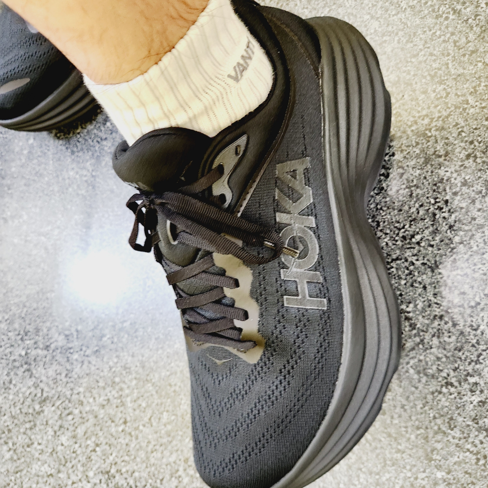 Hoka Bondi 8 Black - Wide 착용 스타일