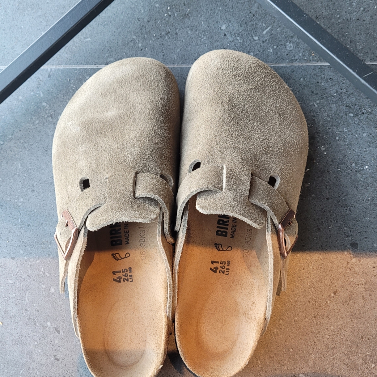 Birkenstock Boston Suede Leather Taupe - Regular 착용 스타일