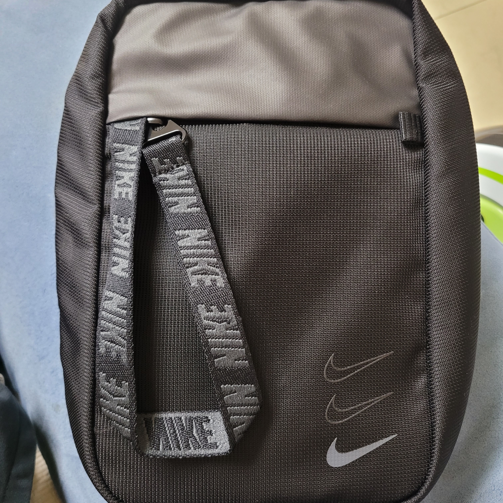 Nike NSW Essentials Crossbody Hip Pack Black 착용 스타일