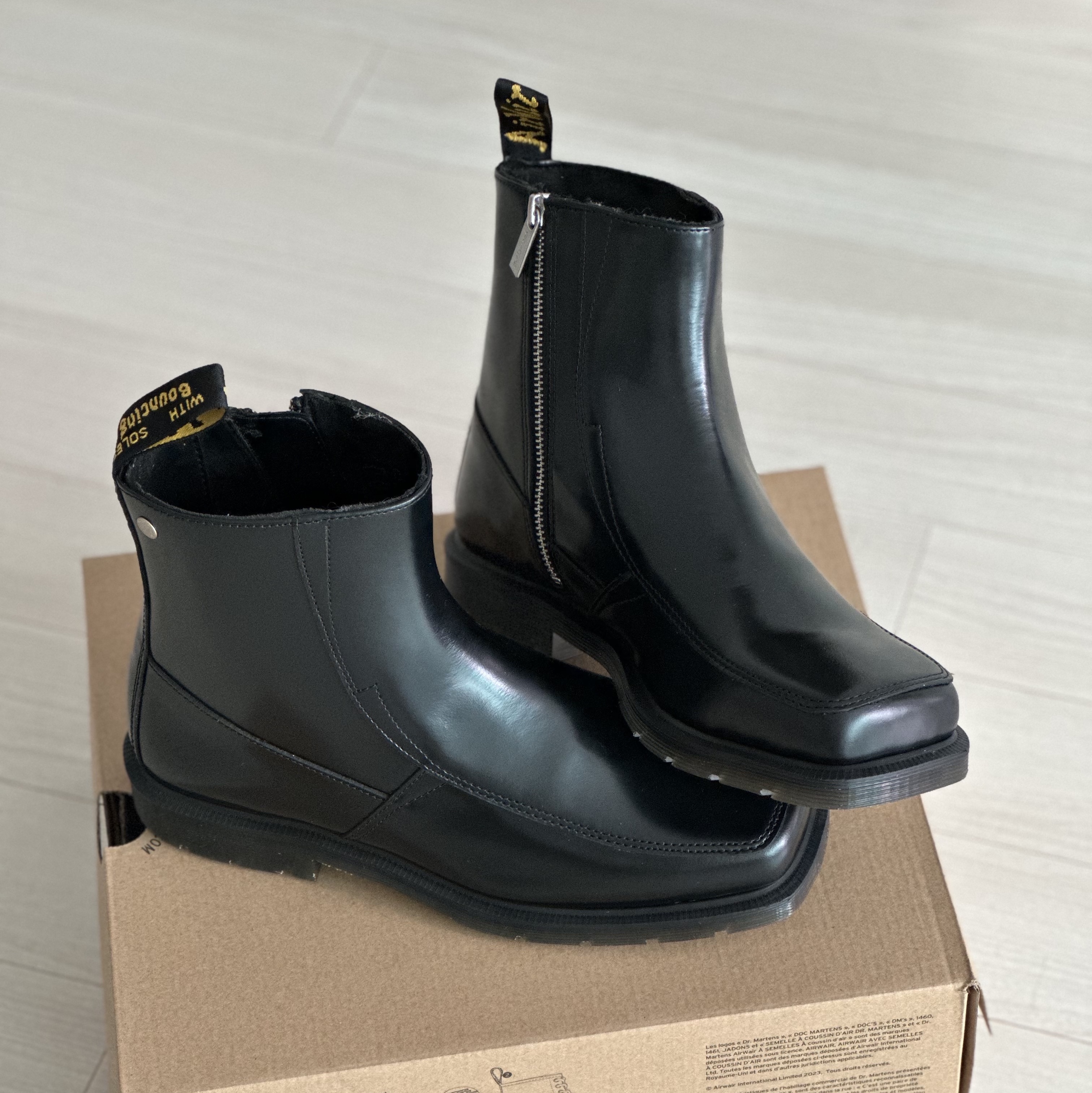 [KREAM 단독] Dr. Martens Durrow Zip Boots Black - 24FW 착용 스타일