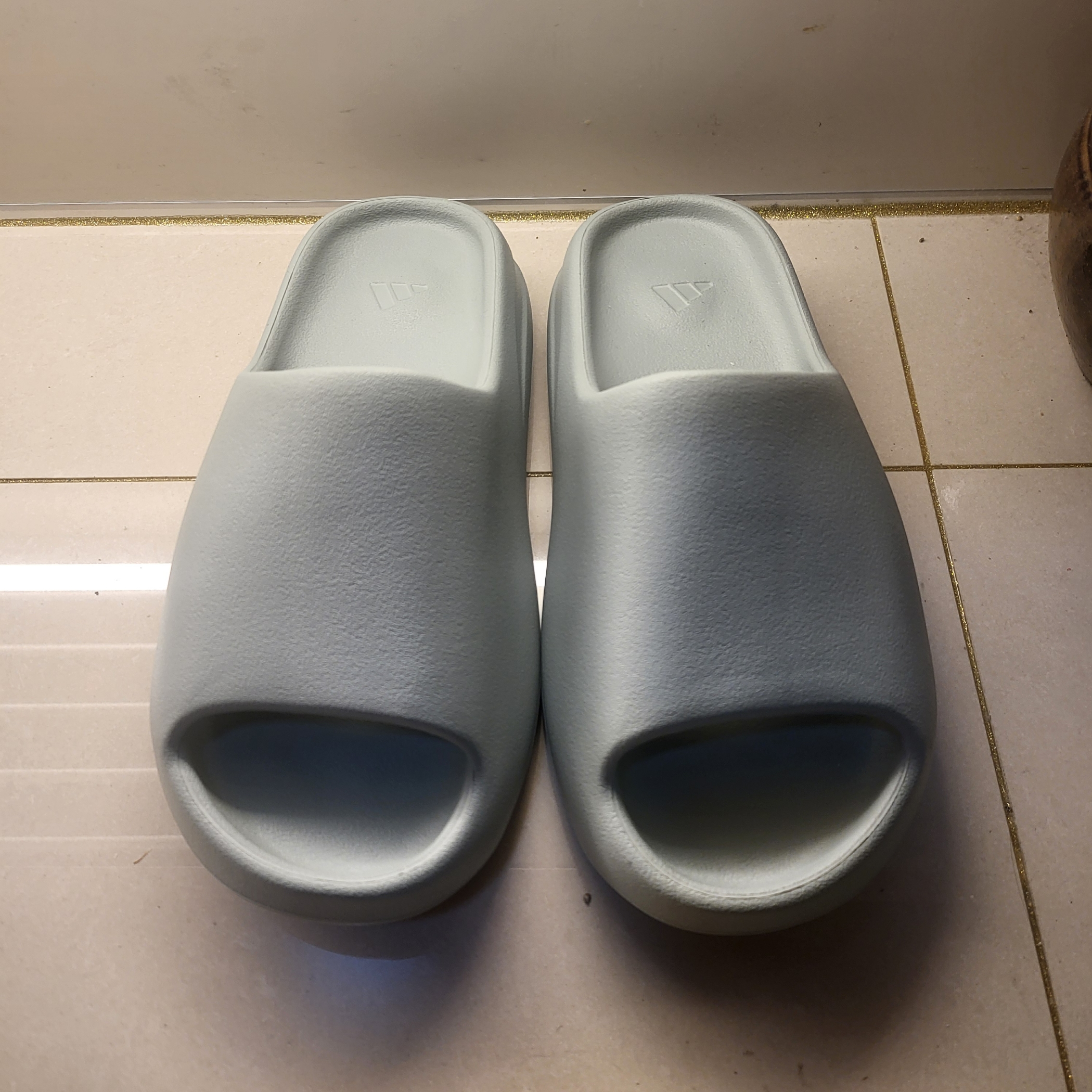 Adidas Yeezy Slide Salt 착용 스타일