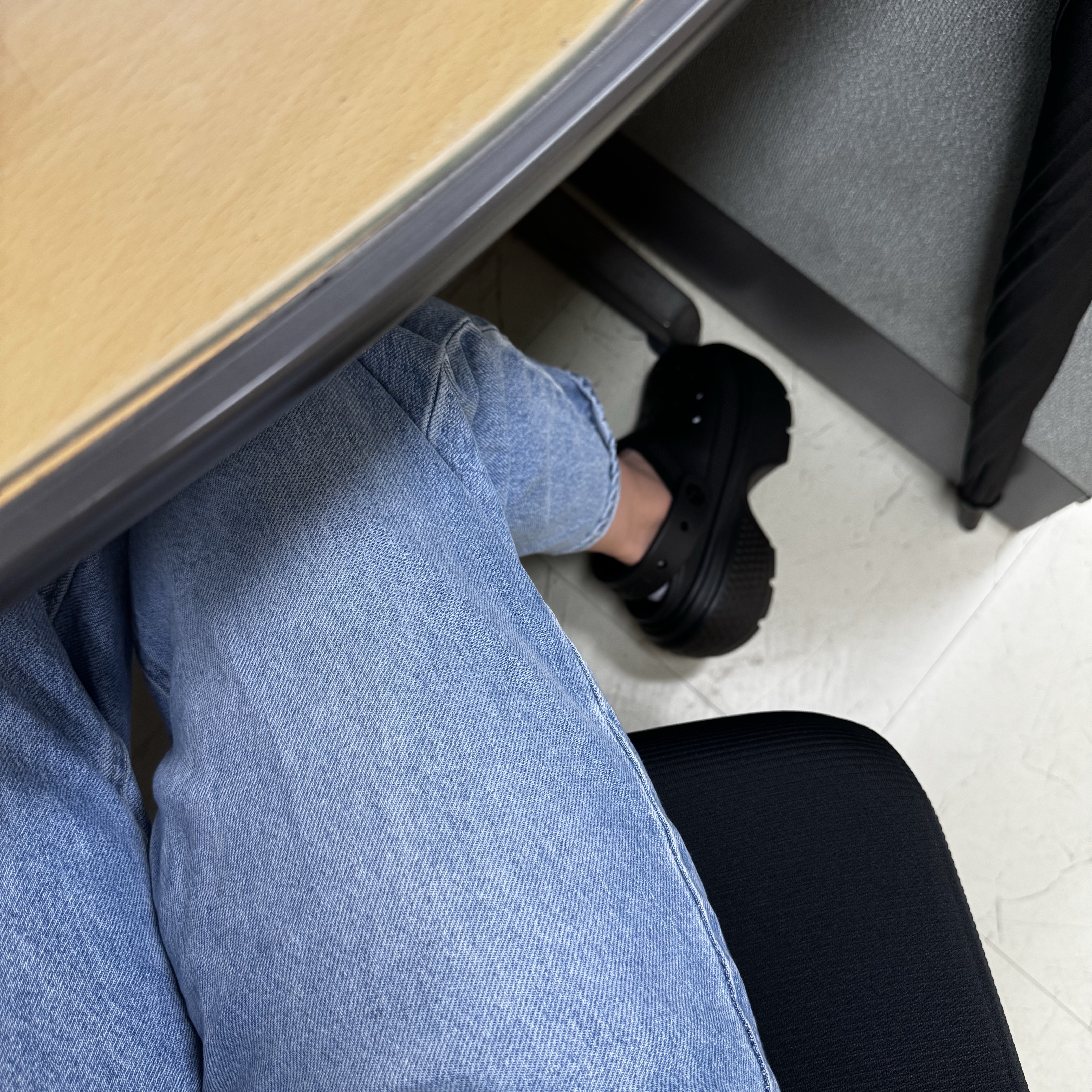 Crocs Stomp Clog Black 착용 스타일