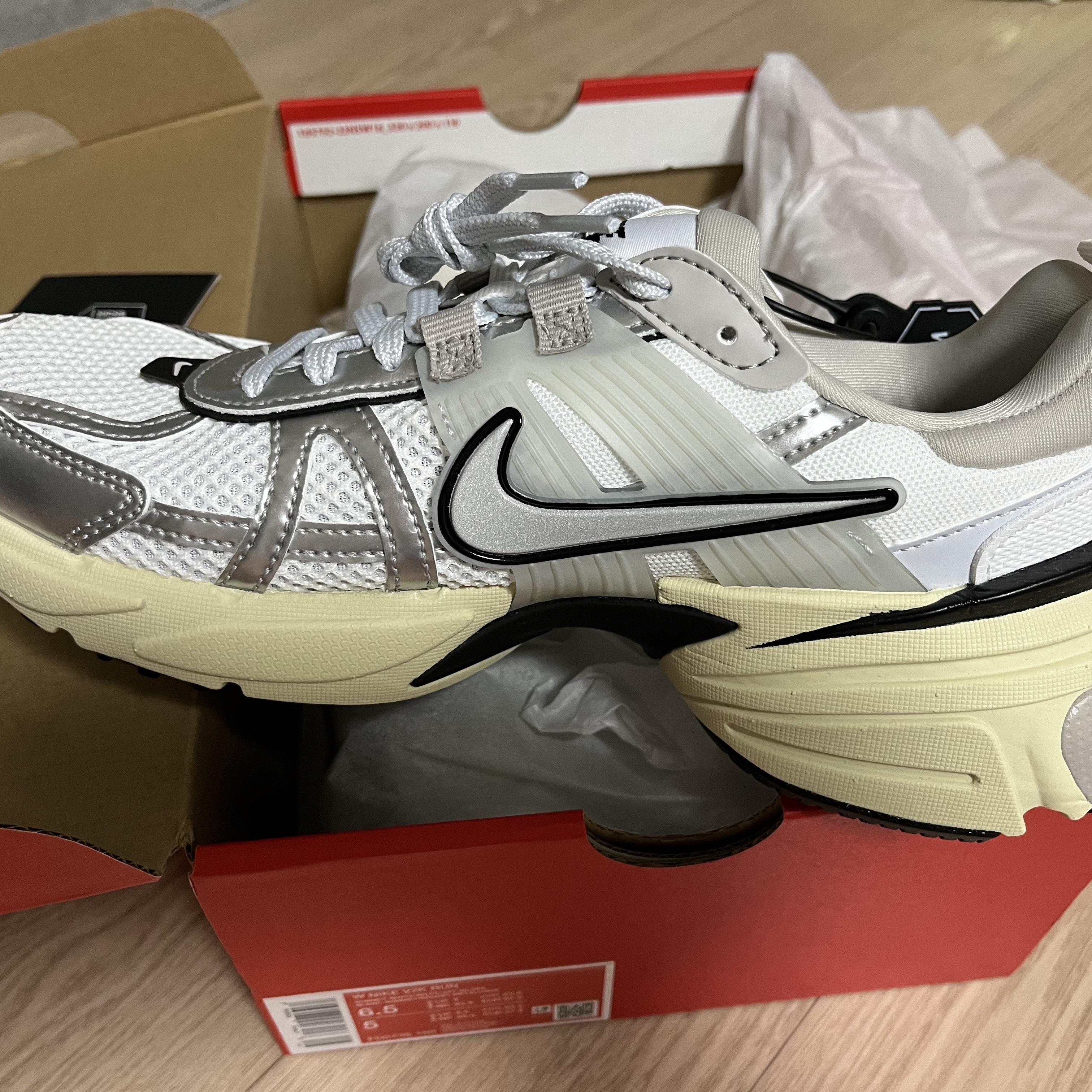 Nike V2K Run Summit White Metallic Silver 착용 스타일