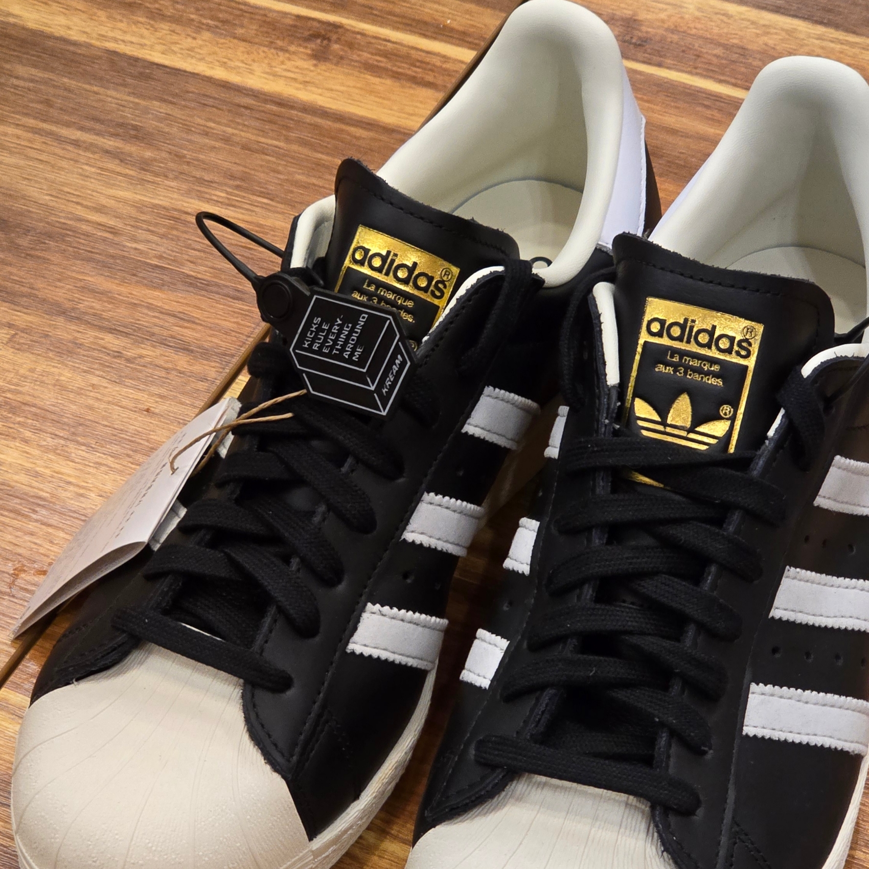 Adidas Superstar 82 FI Core Black 착용 스타일 - 2