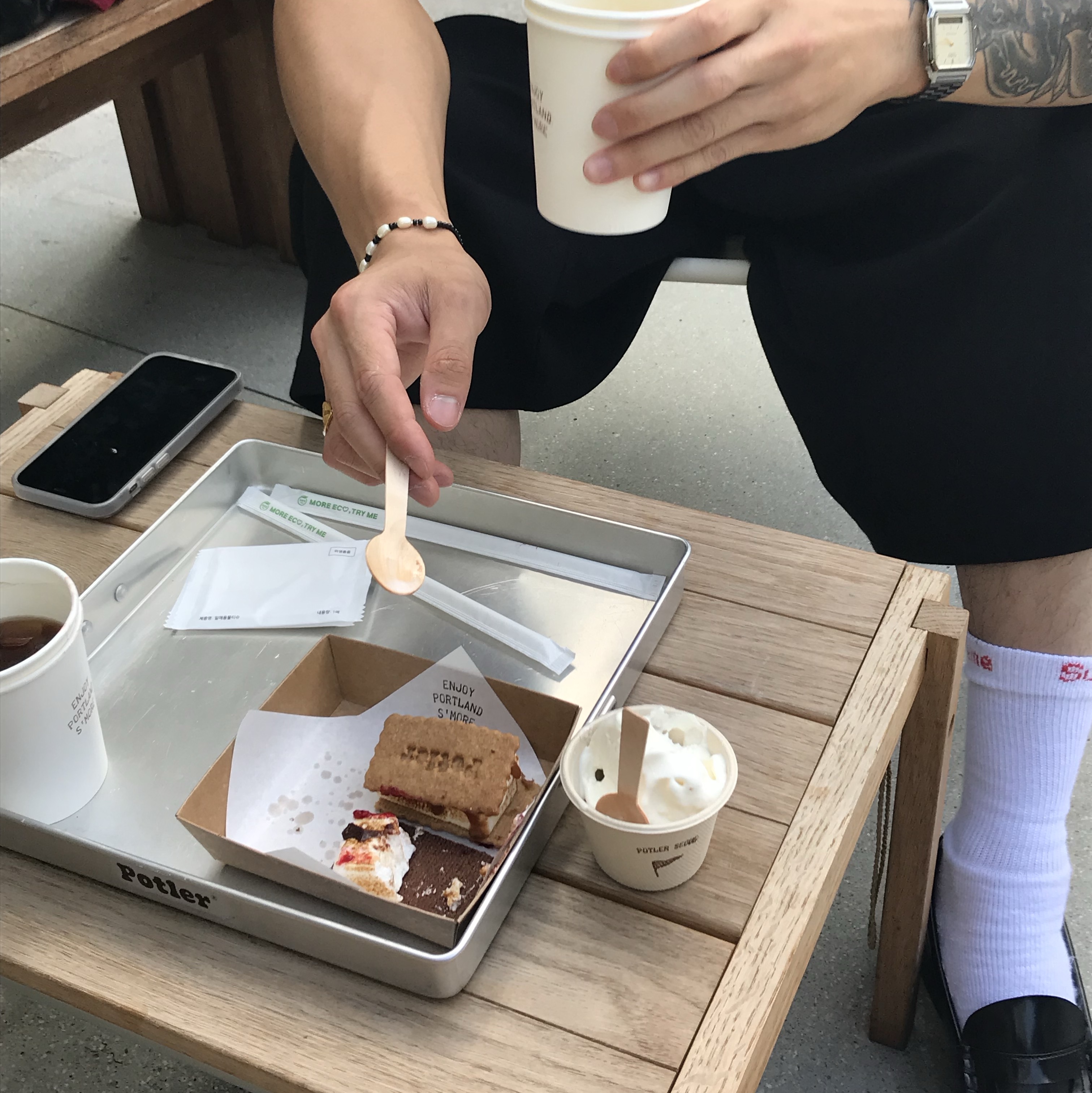 Hello Sunrise VTG Arch Logo Relaxed Fit Cap Red, Supreme Hanes Crew Socks White (4 Pack) 착용 스타일 - 2
