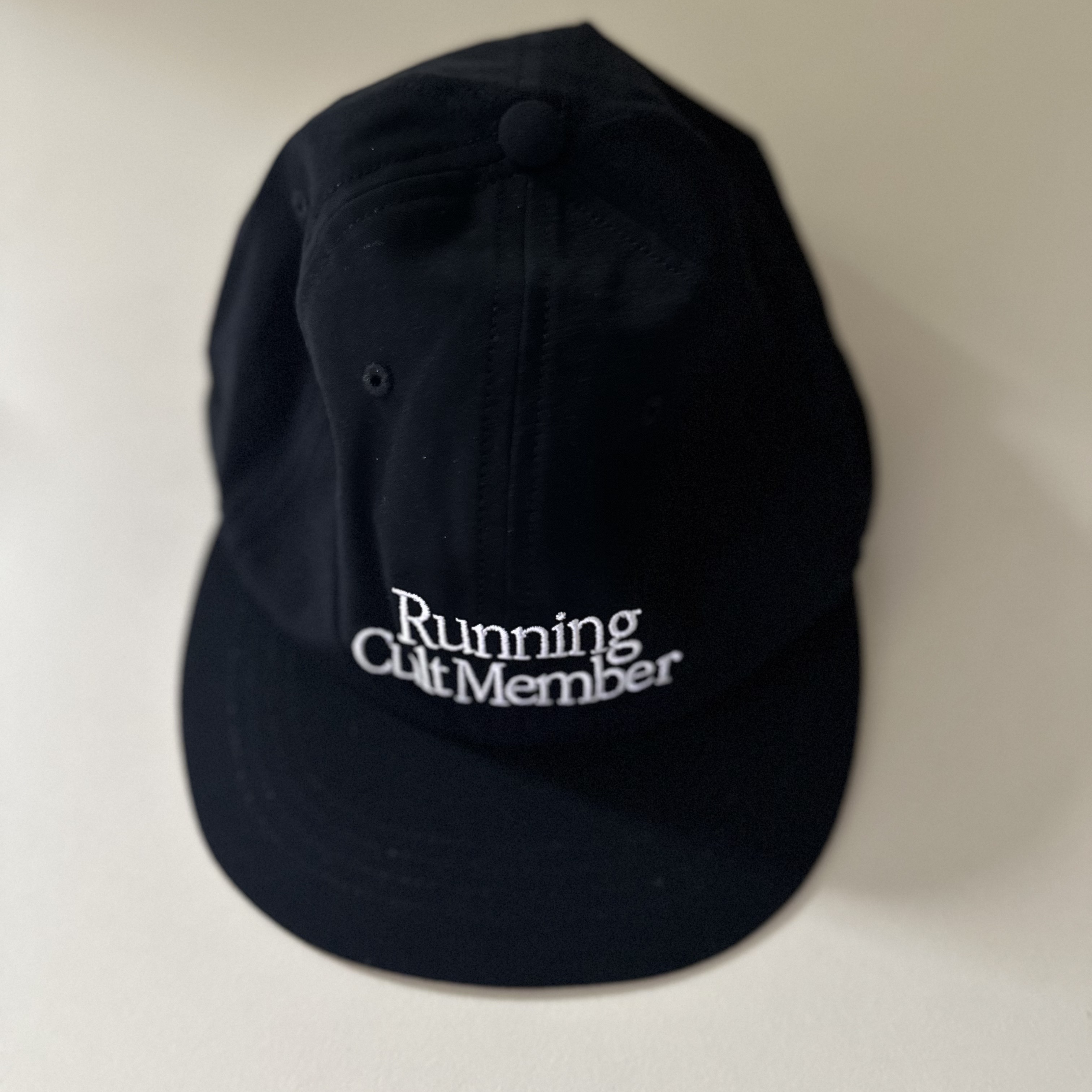 Satisfy Peaceshell Running Cap Black 착용 스타일
