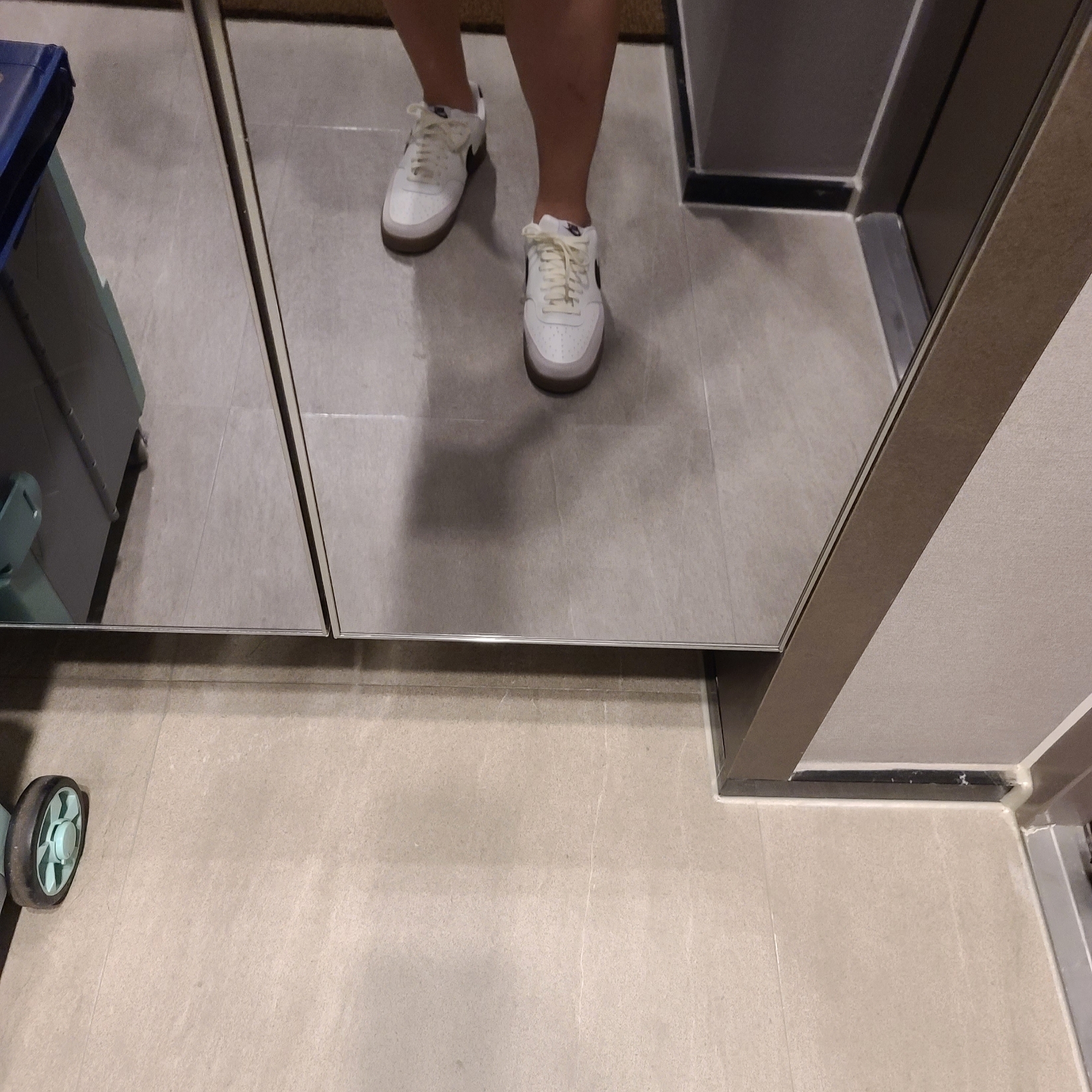 Nike Court Vision Low Sail Light Orewood Brown 착용 스타일 - 2