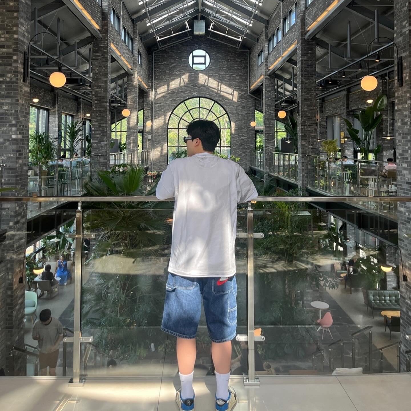 Gentle Monster x Maison Margiela MM005 Black Black, Jordan 1 x Travis Scott x Fragment Retro Low OG SP Military Blue 착용 스타일 - 2