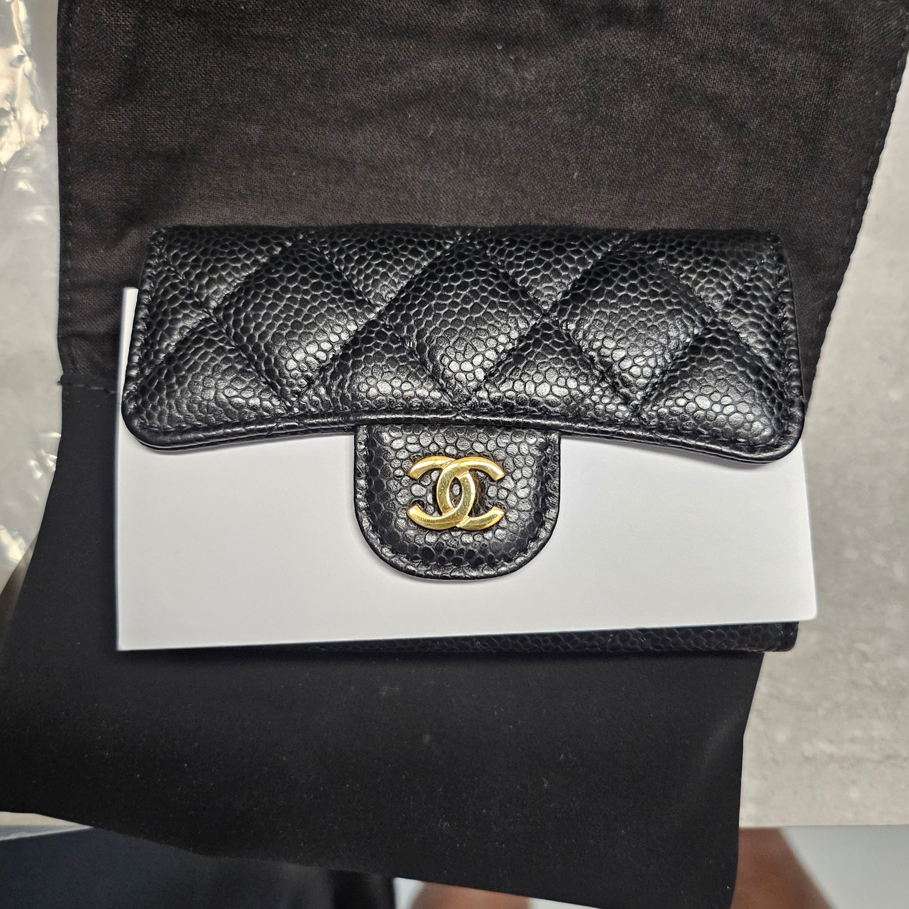 Chanel Classic Card Holder Grained Calfskin & Gold Black 착용 스타일 - 1