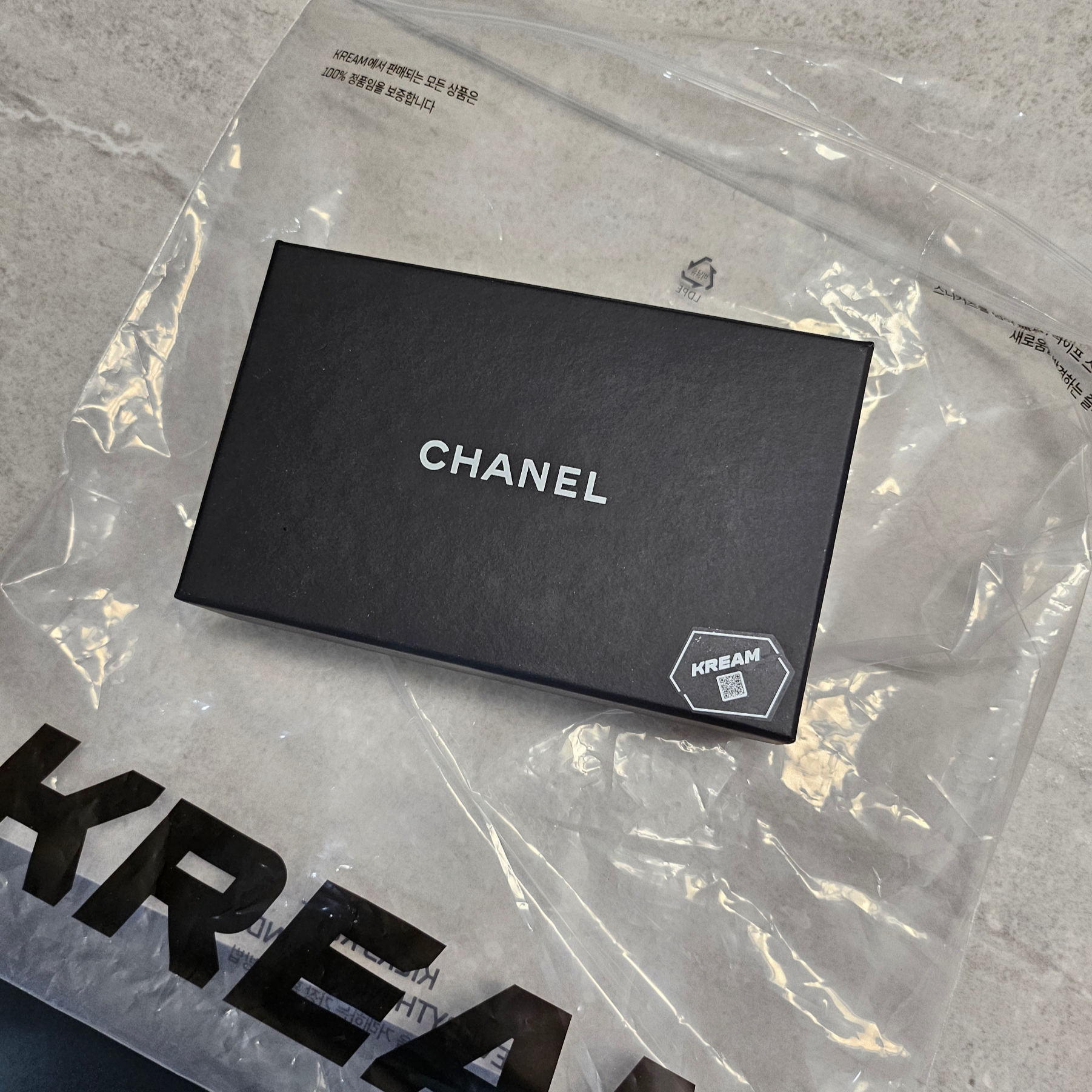 Chanel Classic Card Holder Grained Calfskin & Gold Black 착용 스타일 - 3