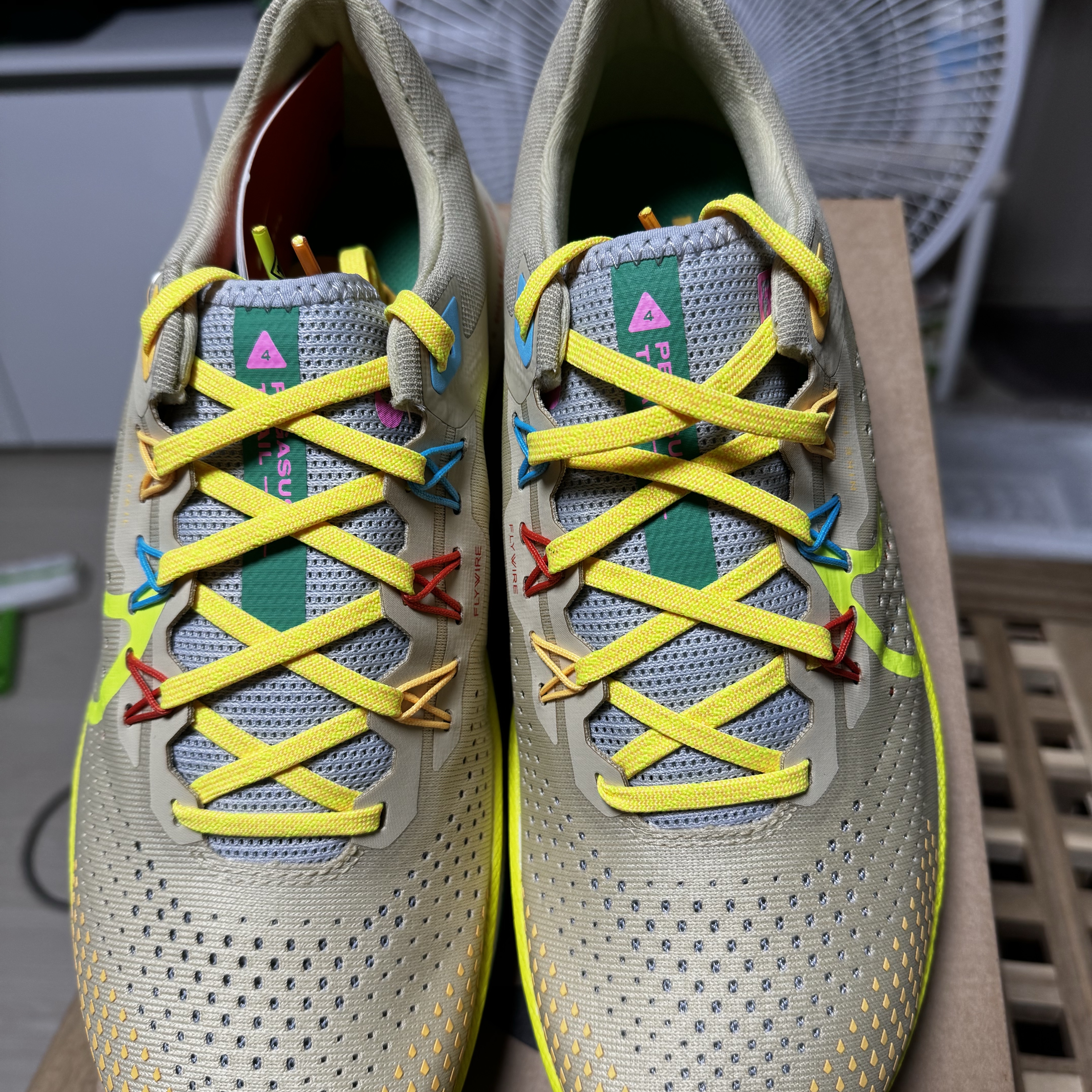 Nike React Pegasus Trail 4 Team Gold Baltic Blue 착용 스타일 - 4