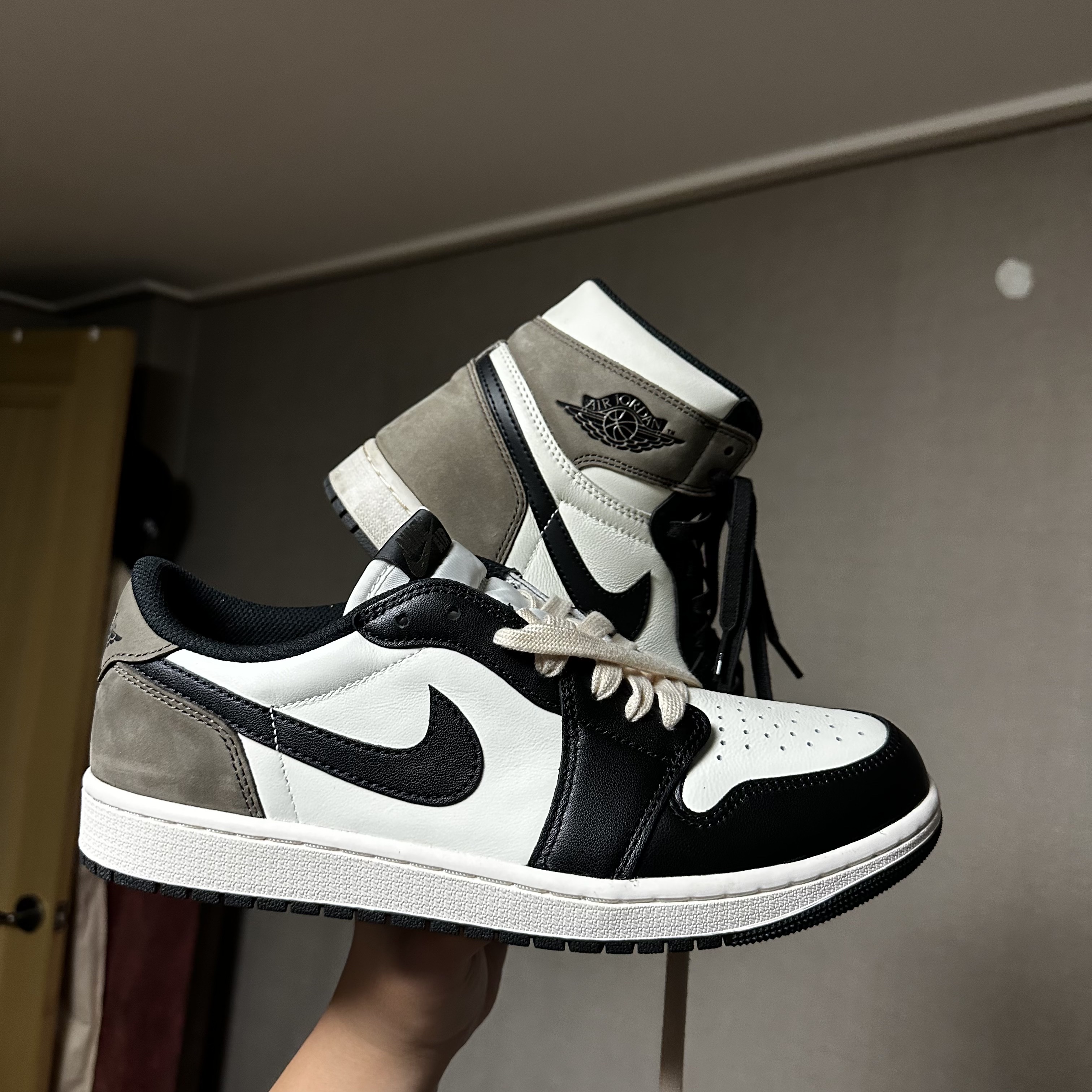 Jordan 1 Retro Low OG Mocha, Jordan 1 Retro High OG Black Mocha 착용 스타일