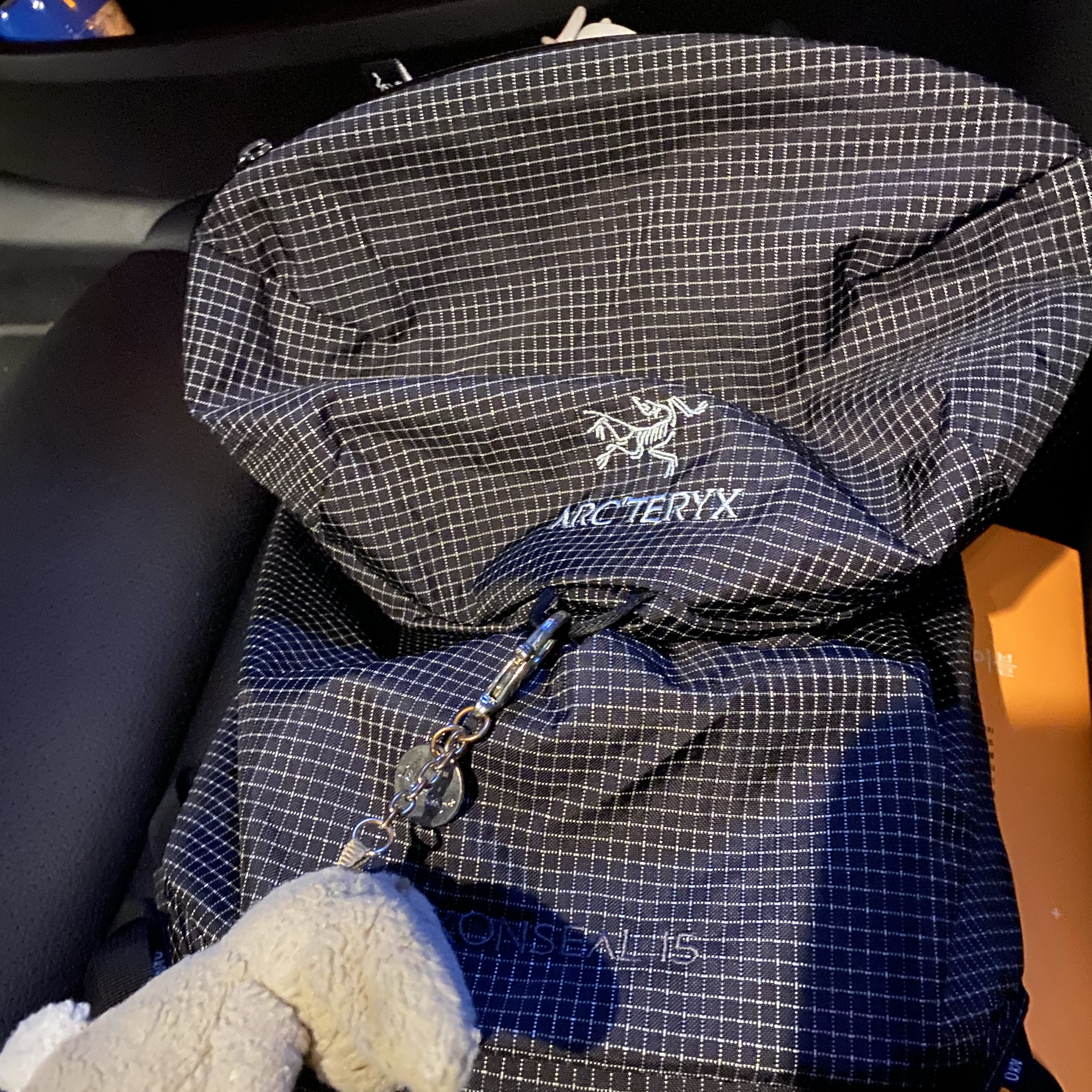 Arc'teryx Konseal 15 Backpack Black 착용 스타일 - 2