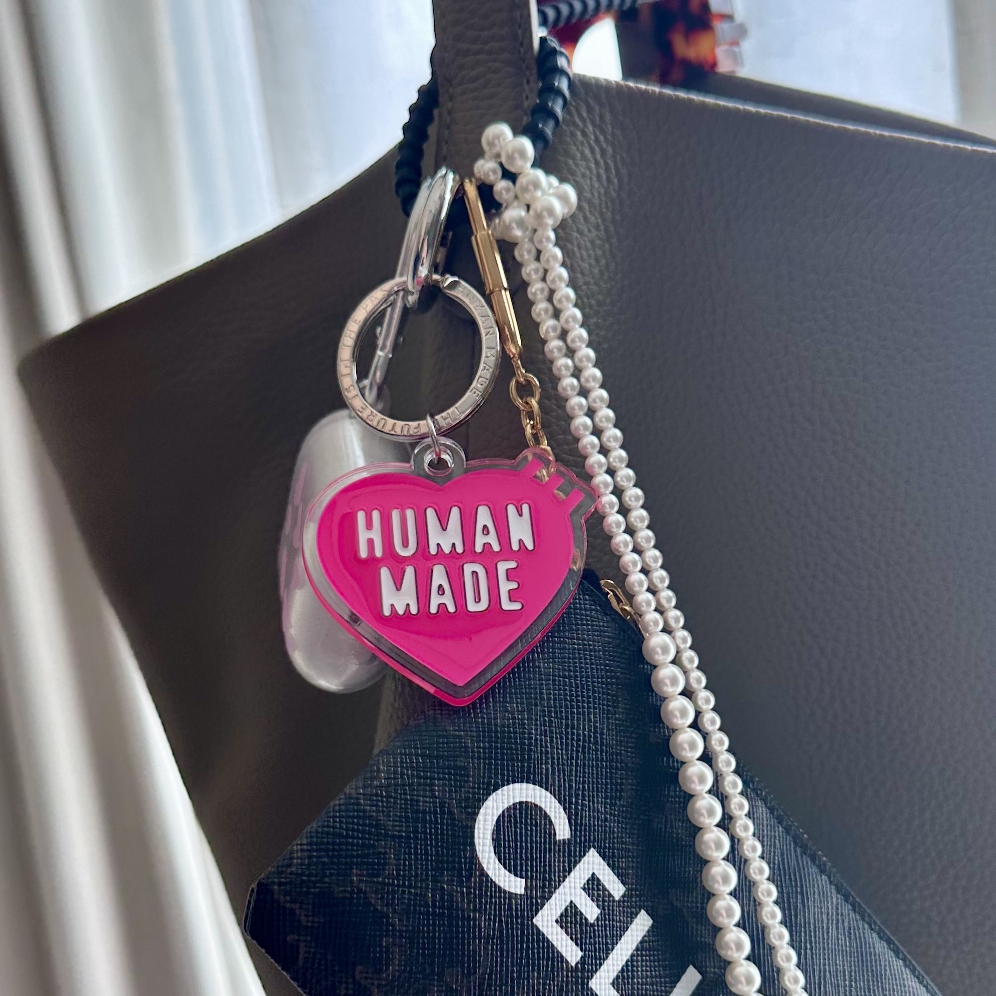 Celine Coin & Card Pouch in Triomphe Canvas Black 착용 스타일